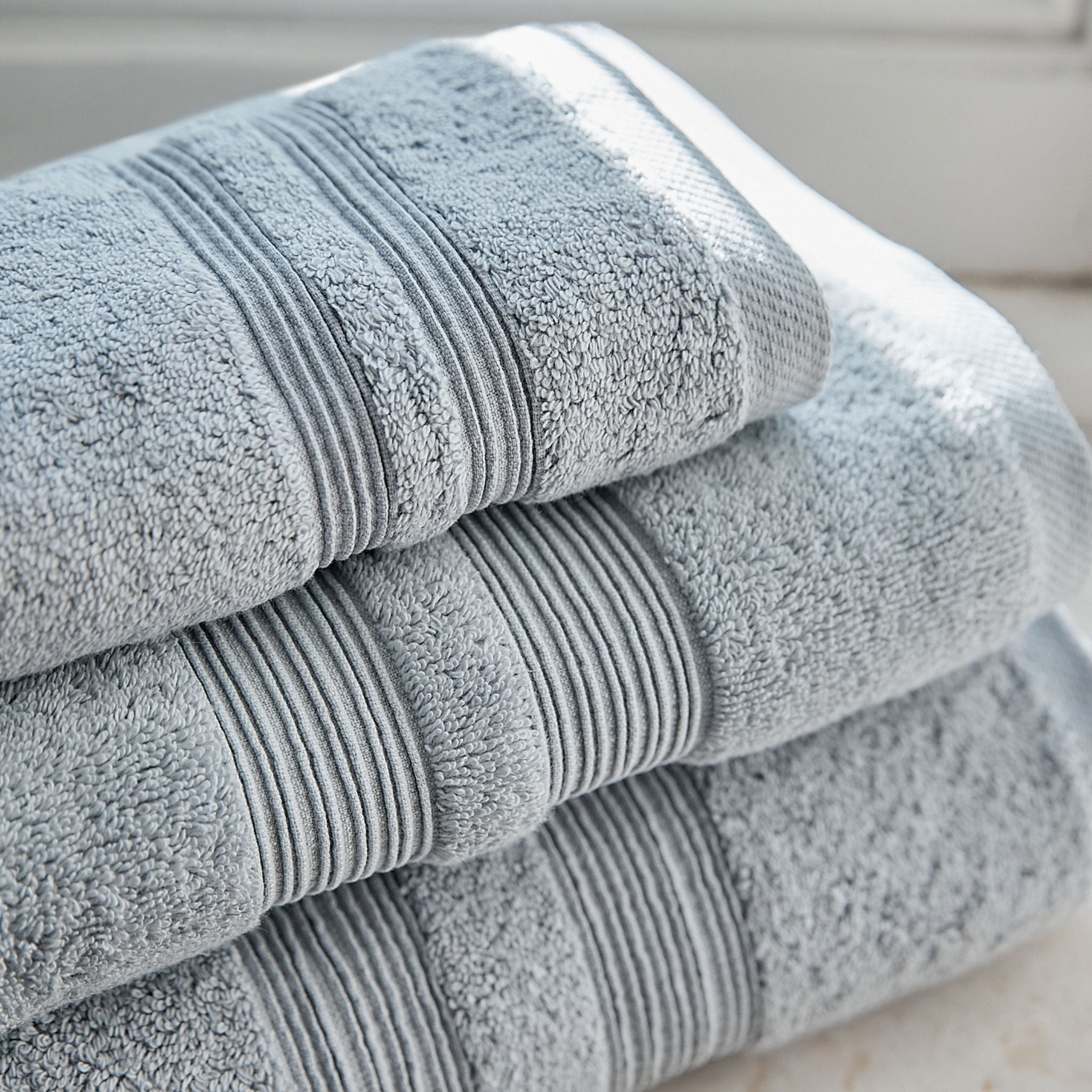 torres-novas-bath-elegance-plain-3-piece-towel-set-silver-grey-lifestyle-1.jpg