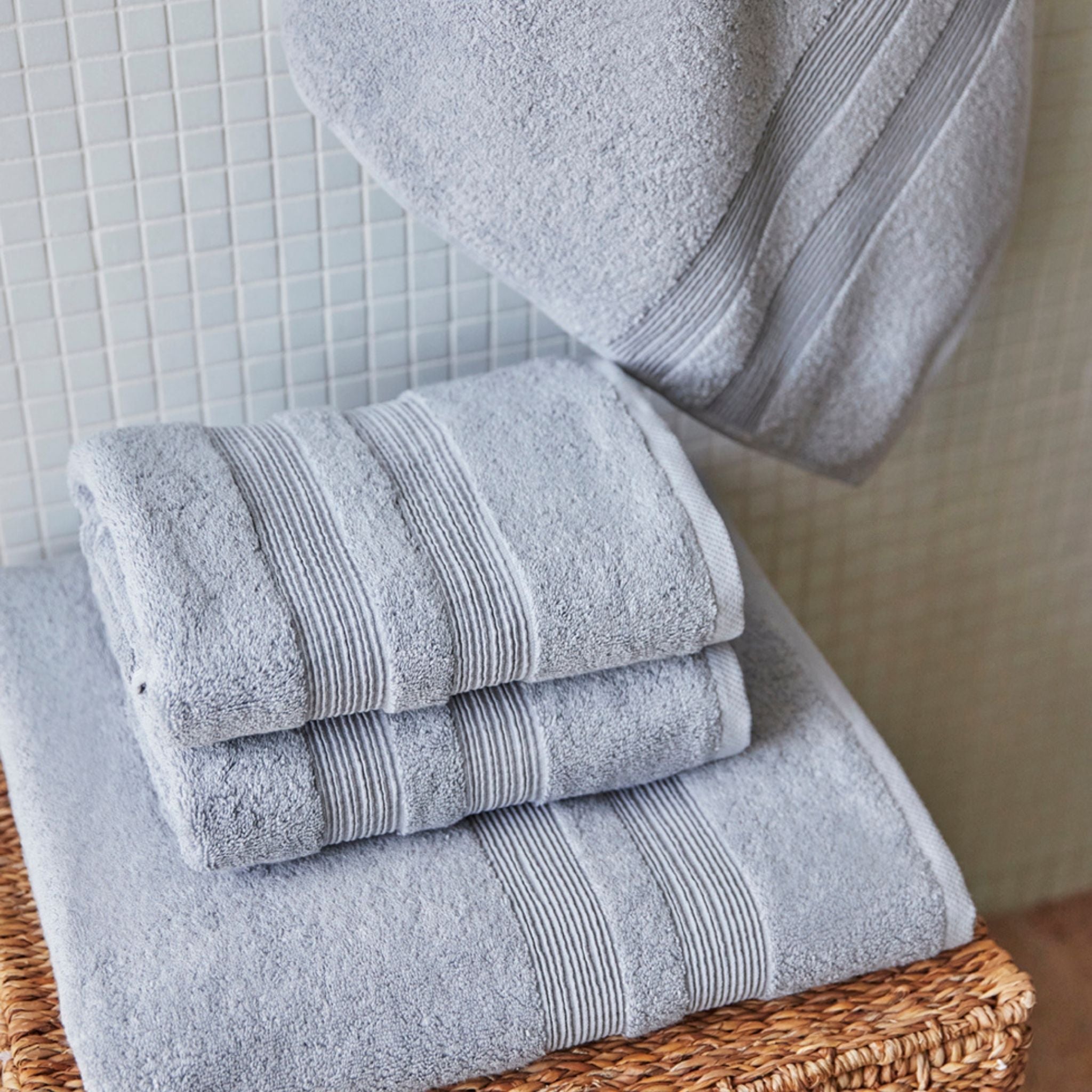 torres-novas-bath-elegance-plain-bath-towel-silver-grey-lifestyle-4.jpg