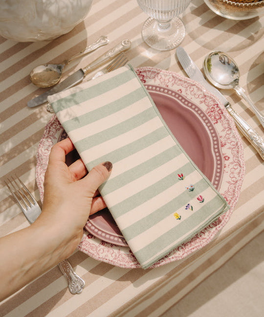 Barra napkin with flower embroidery