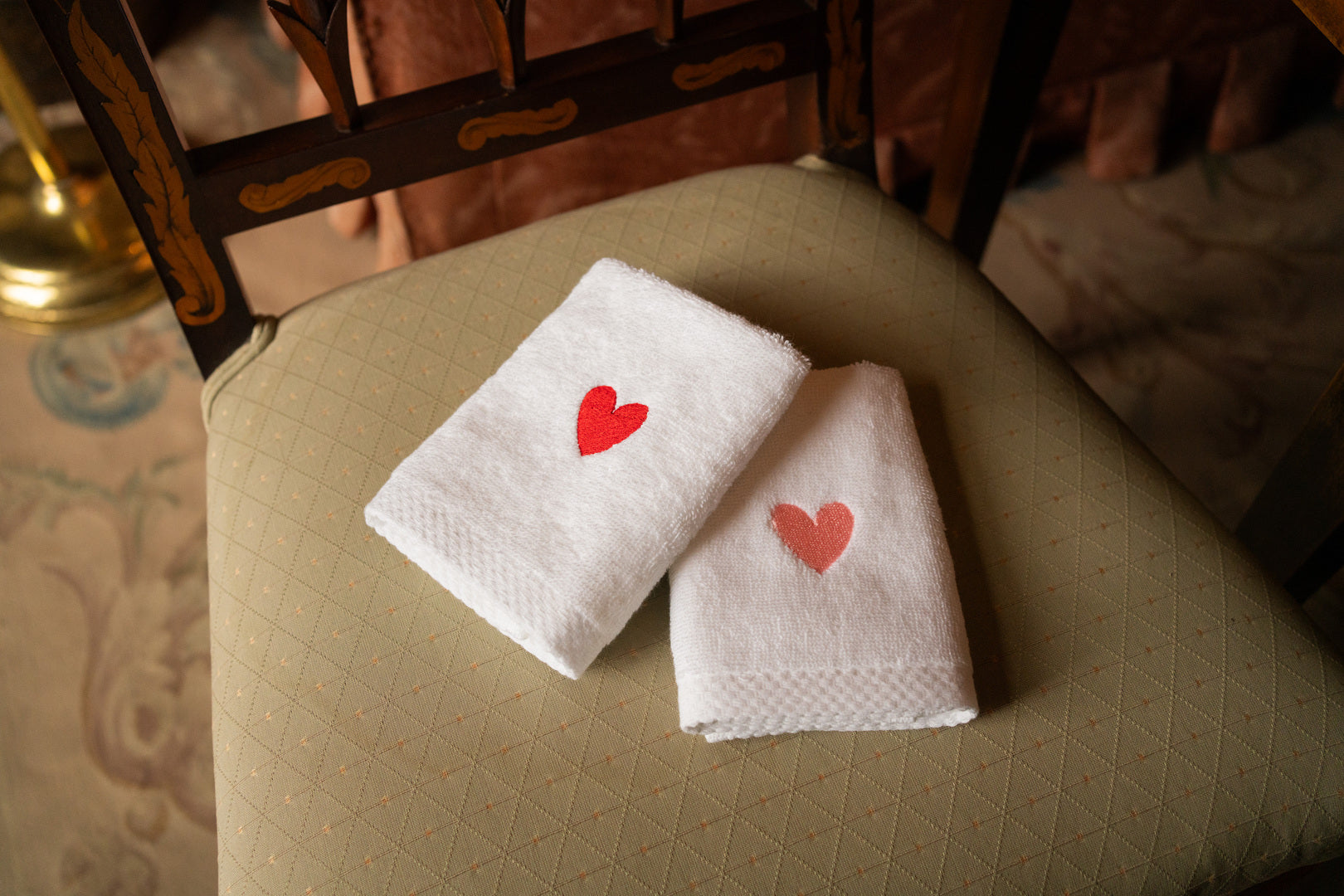Luxus face towel with embroidered heart