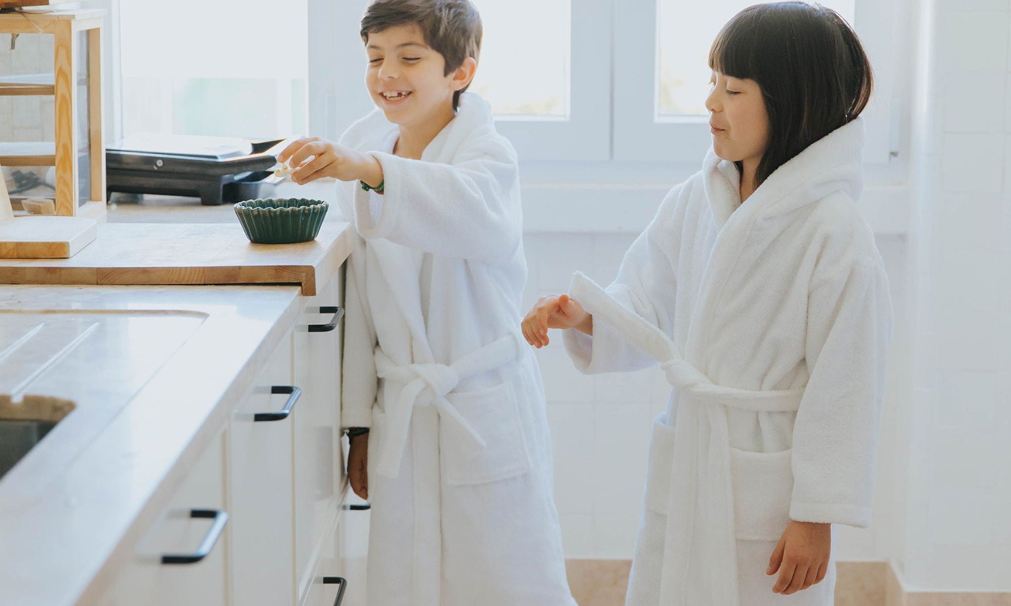 torres-novas-bath-bathrobes-plain-kids-white-lifestyle-3.jpg