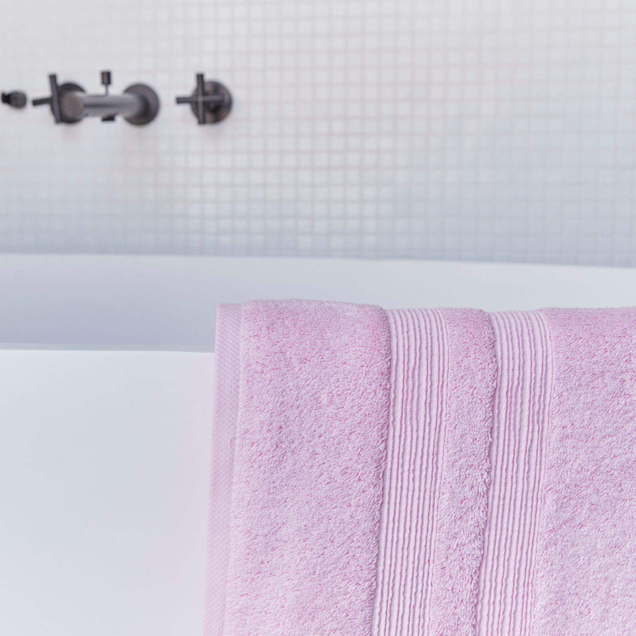 torres-novas-bath-elegance-plain-bath-towel-baby-pink-lifestyle-5.jpg
