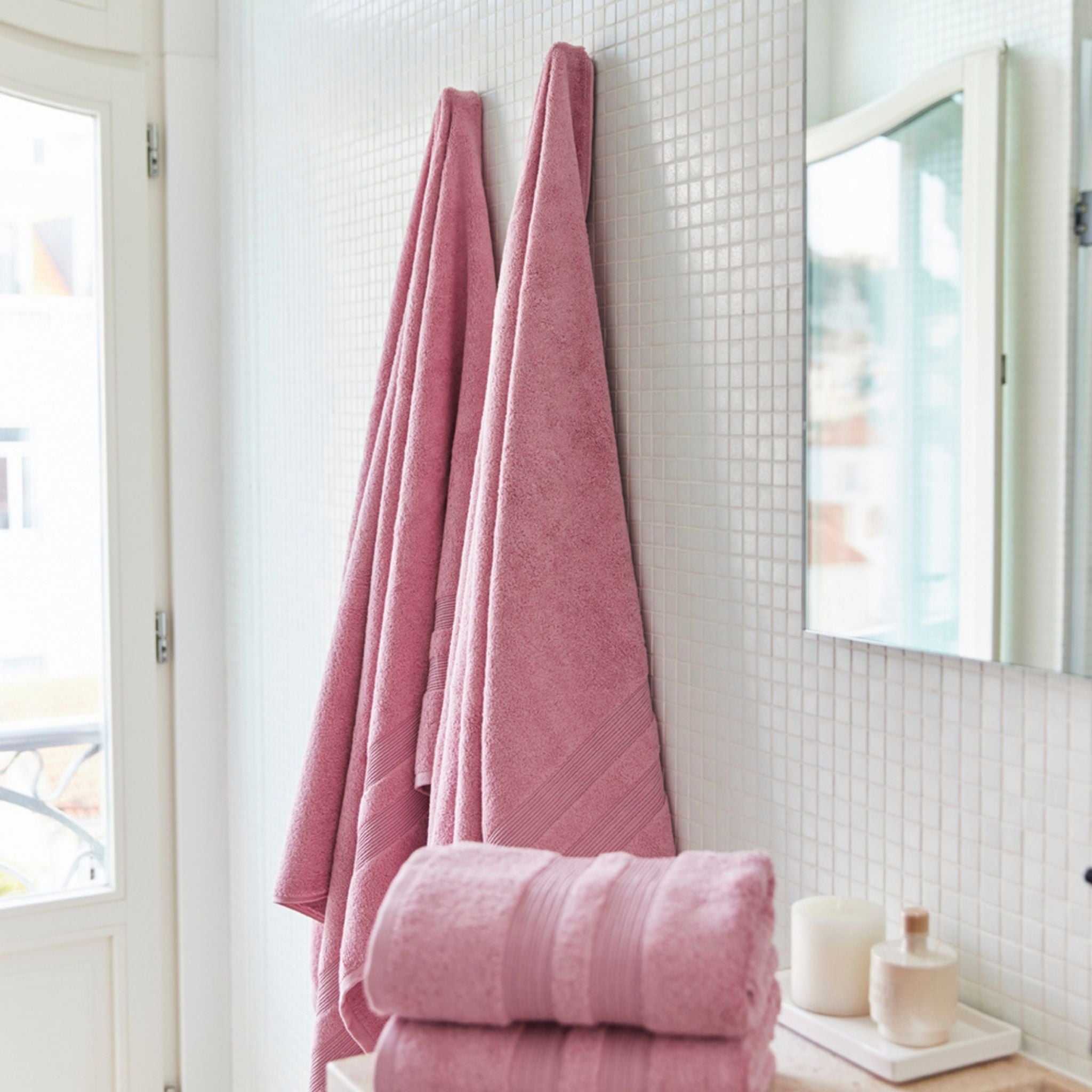 torres-novas-bath-elegance-plain-bath-towel-old-pink-lifestyle-2.jpg