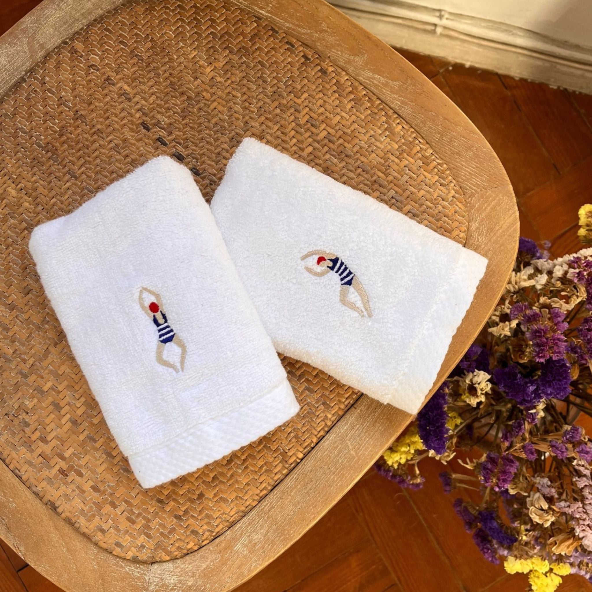Luxus guest towel with retro swimmers and skiers embroidery (pack of 2)