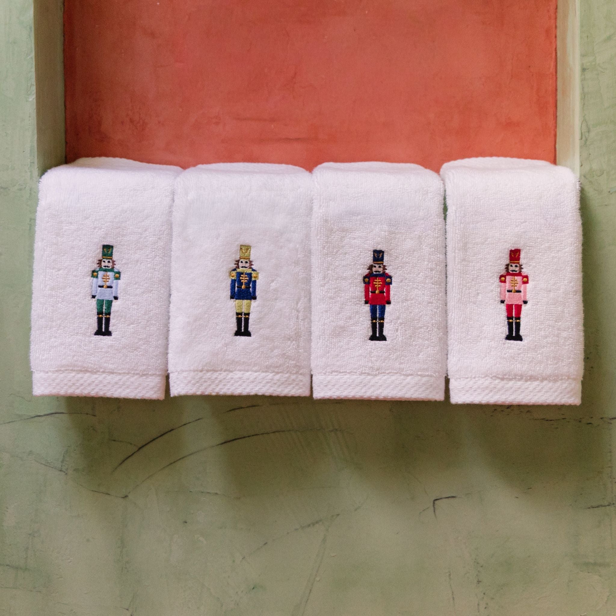 Face towel with nutcracker embroidery - Torres Novas