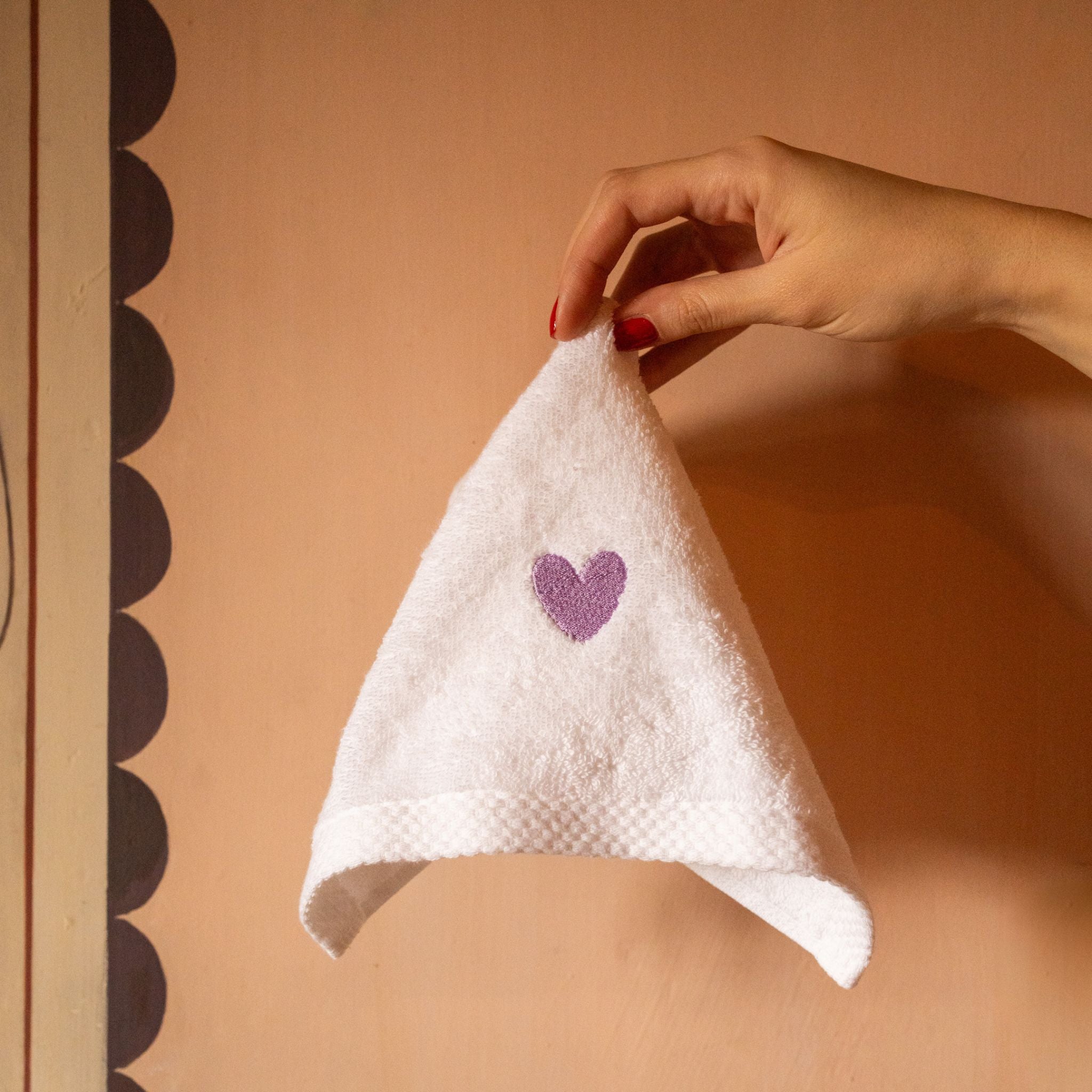 Luxus face towel with embroidered heart