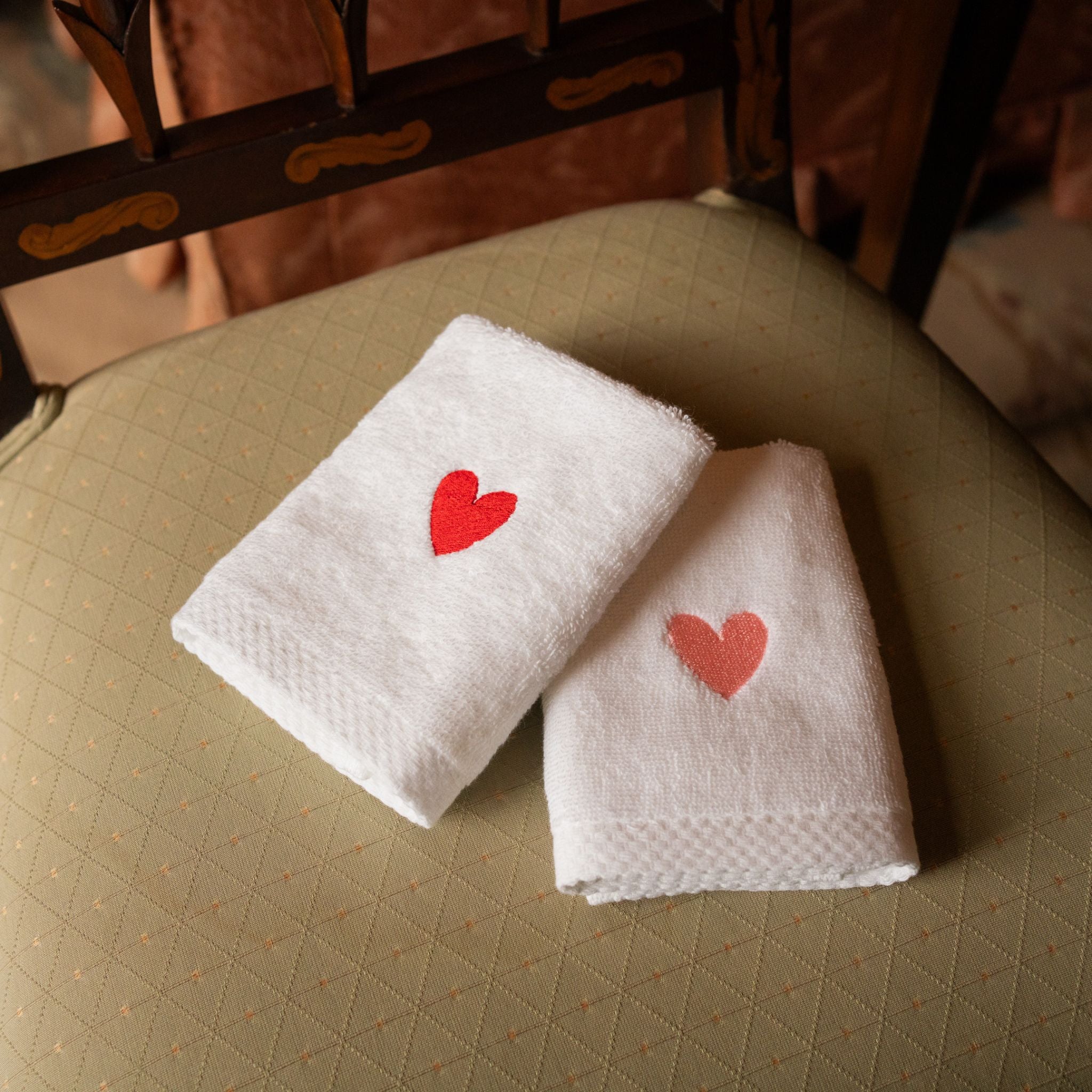 Luxus face towel with embroidered heart