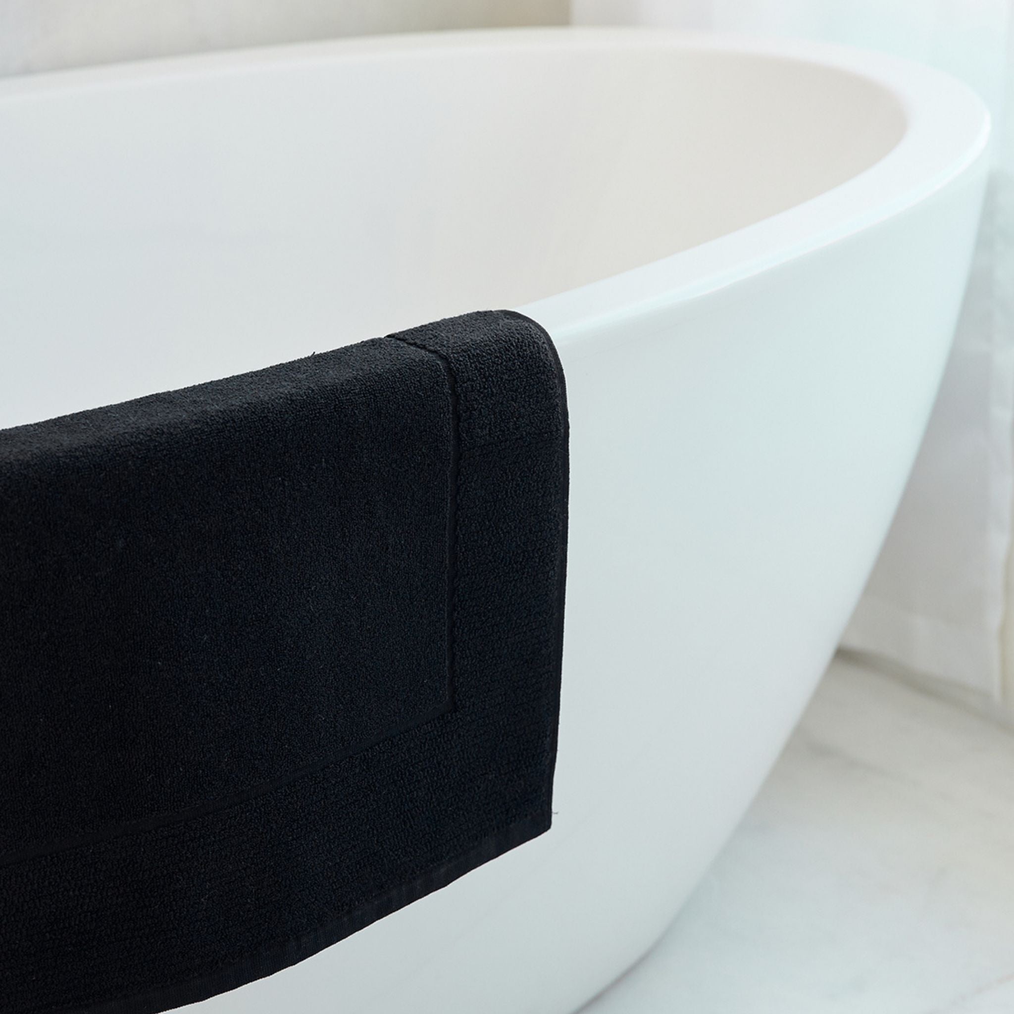 Caviar black bath mat