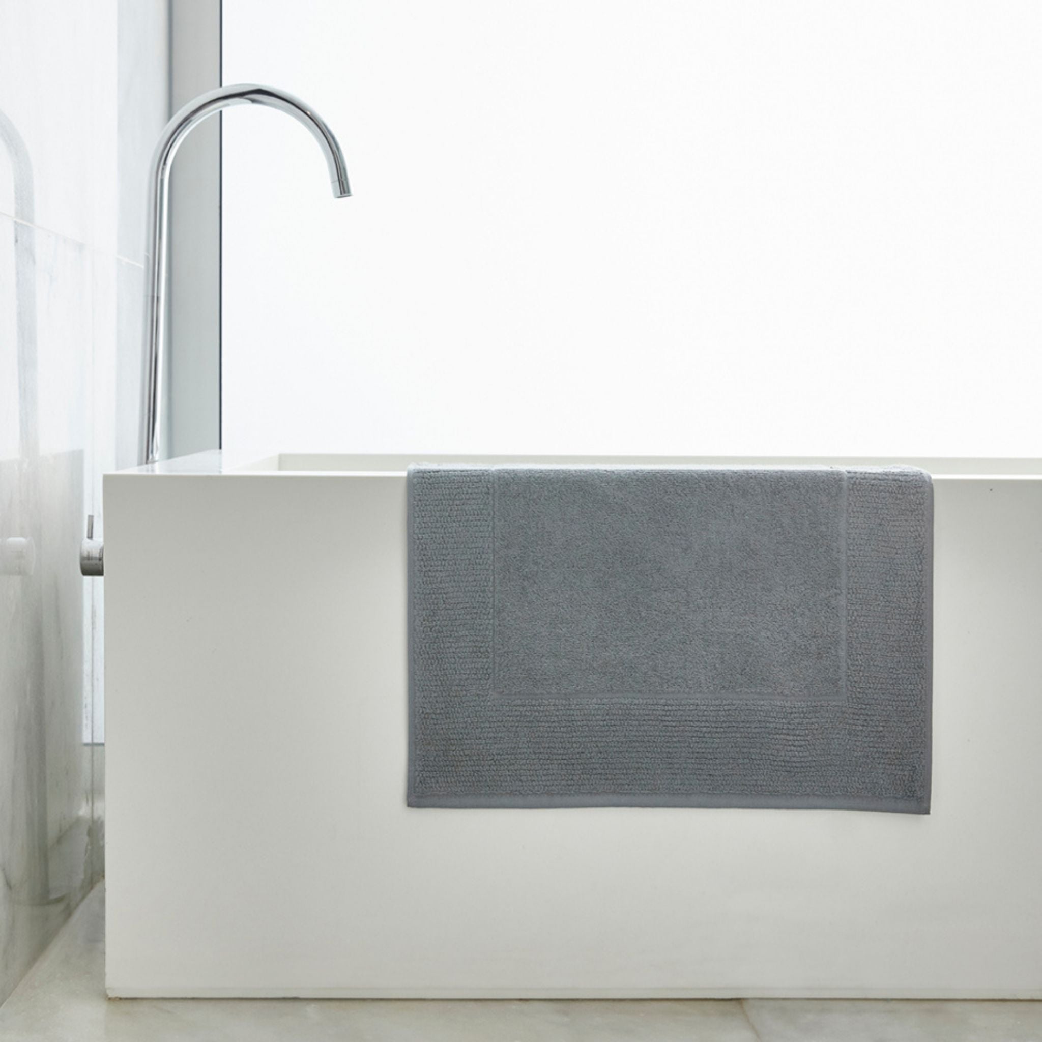 torres-novas-bath-mats-plain-bath-mat-grey-lifestyle-2.jpg