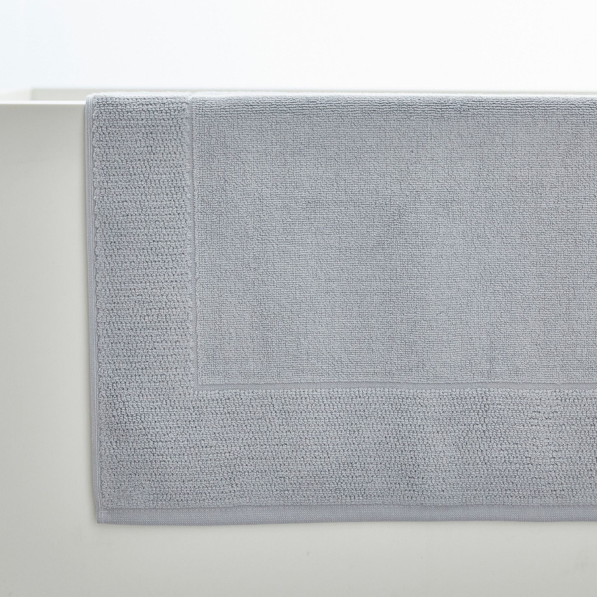 torres-novas-bath-mats-plain-bath-mat-silver-grey-lifestyle-2.jpg
