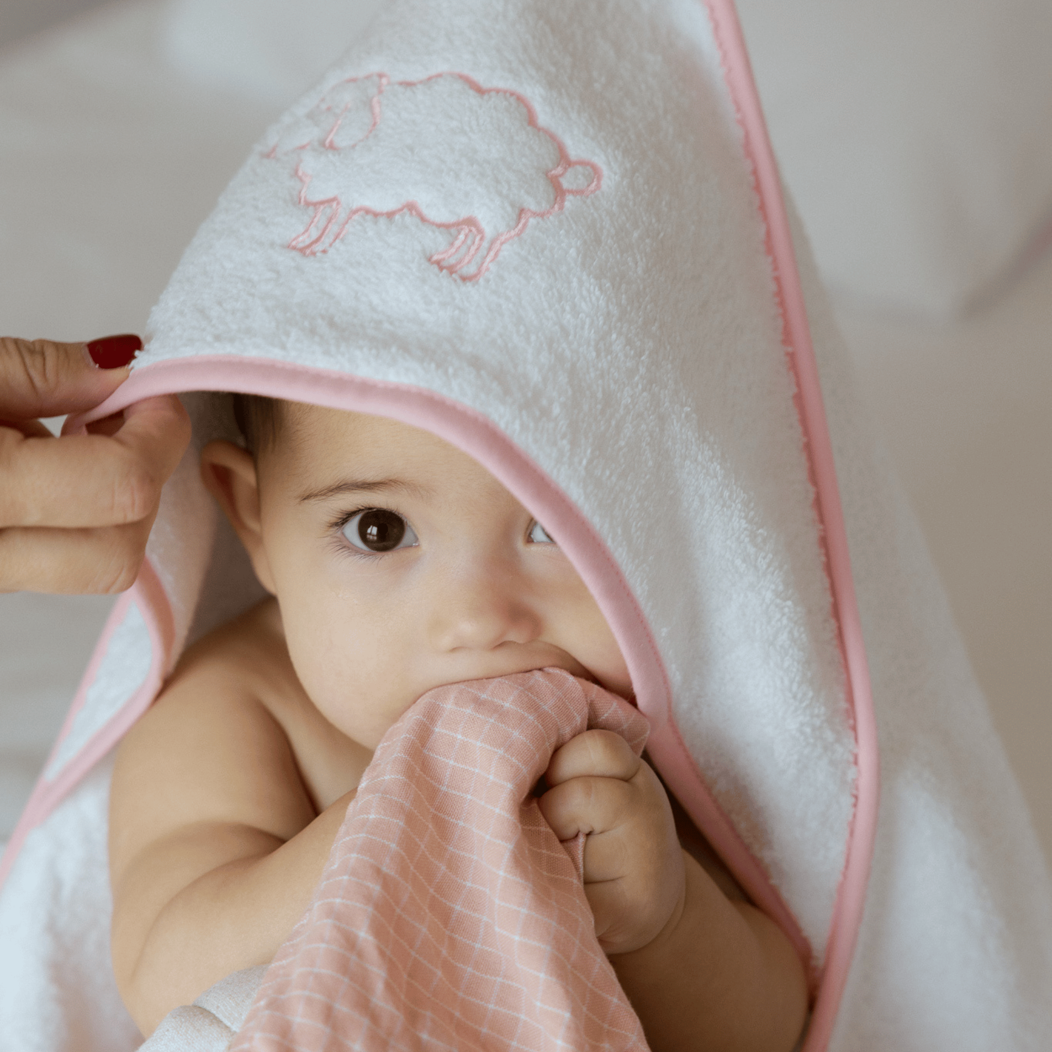 torres-novas-bath-mira-embroidery-sheep-baby-hooded-towel-baby-pink-lifestyle-2.png