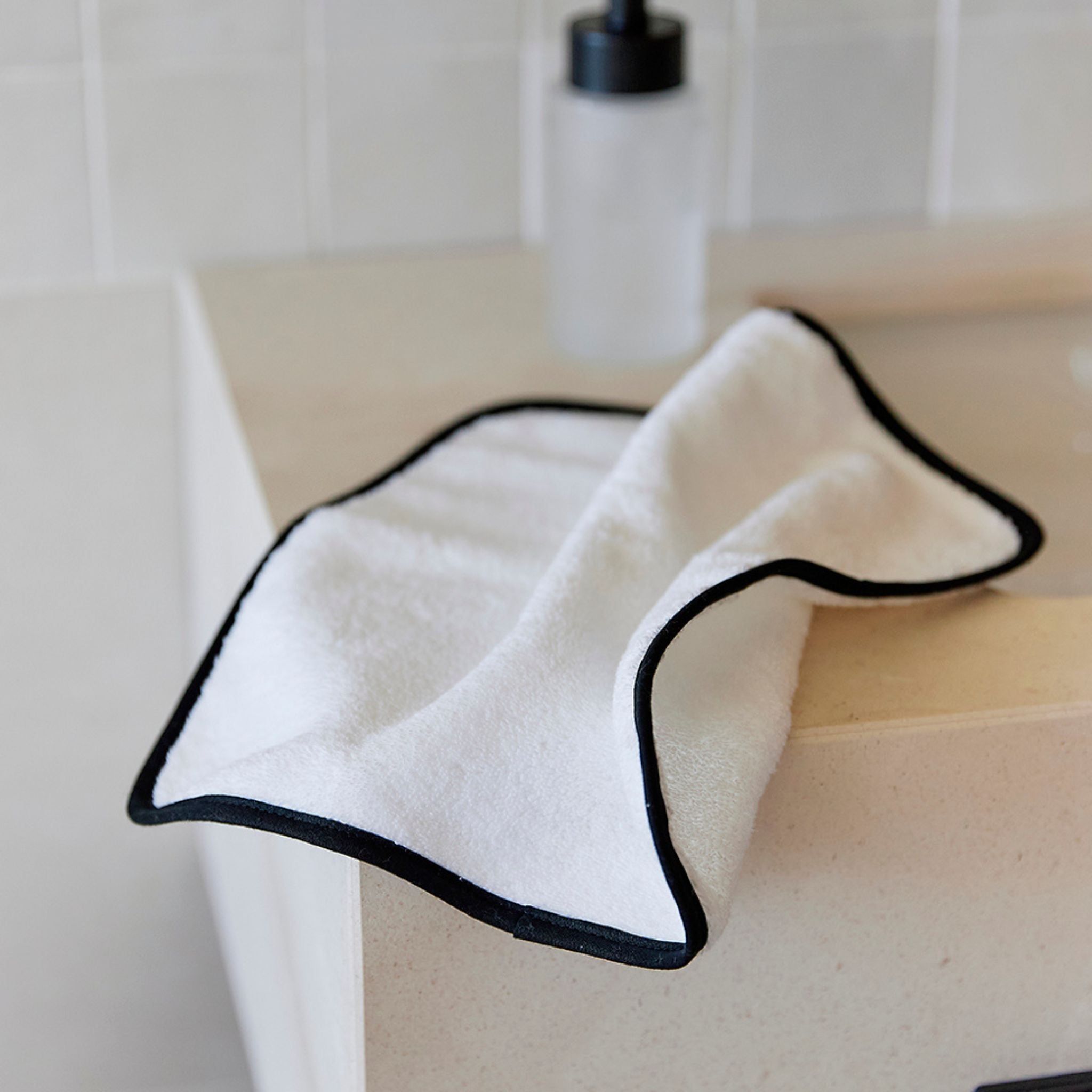 torres-novas-bath-mira-plain-face-towel-black-lifestyle-1.jpg