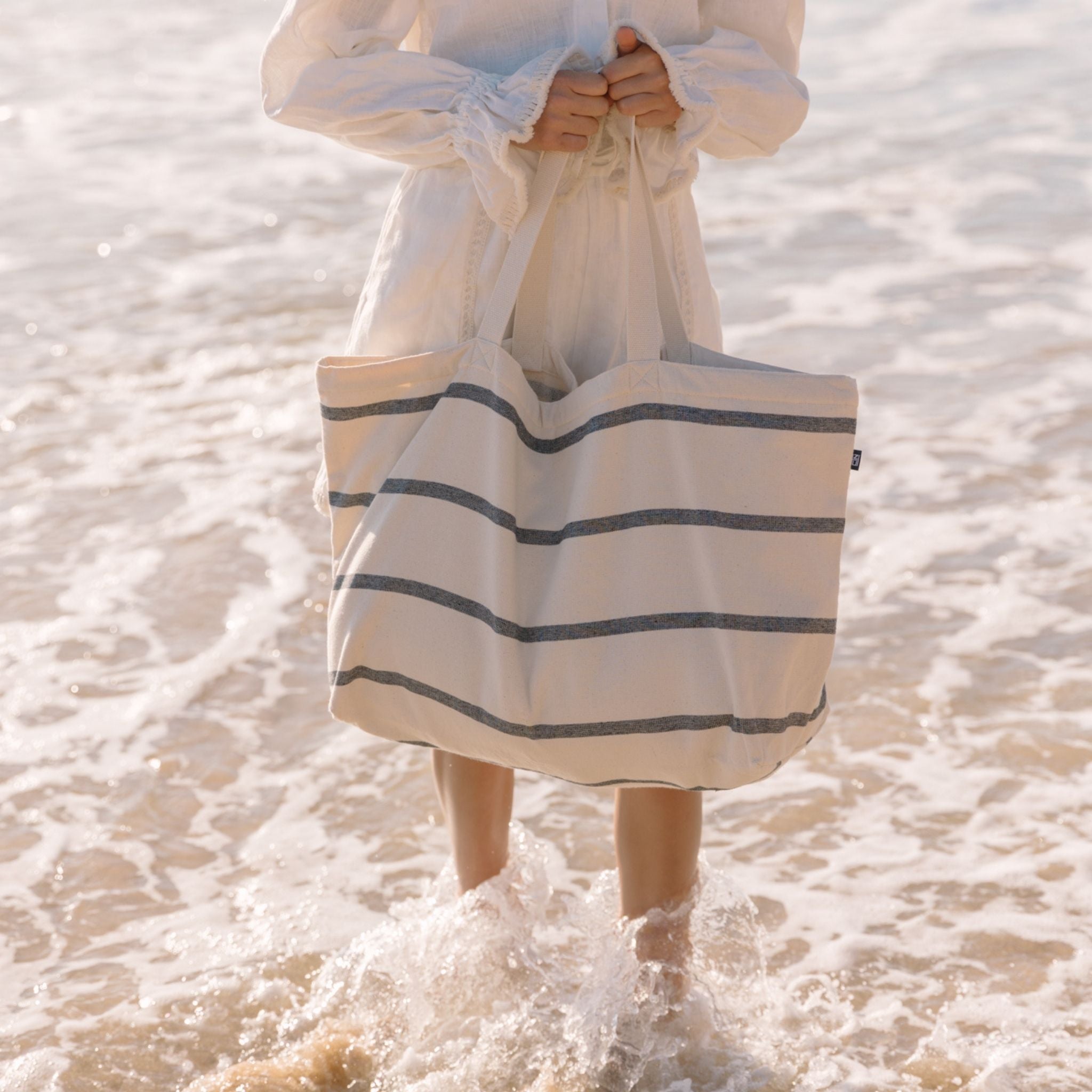 torres-novas-beach-boa-nova-horizontal-stripes-bag-black-lifestyle-3.jpg