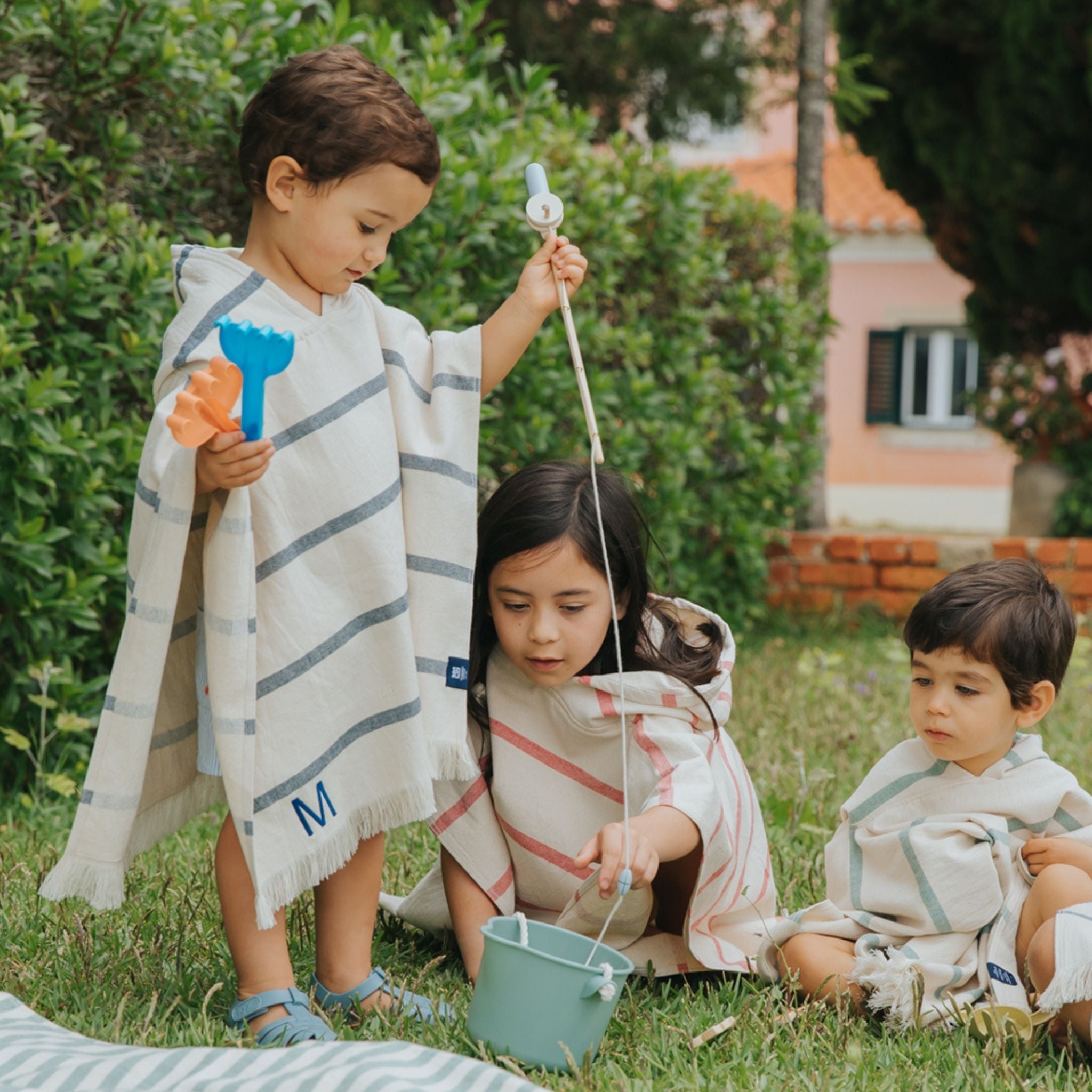 torres-novas-beach-boa-nova-horizontal-stripes-kid-poncho-blue-lifestyle-4.jpg