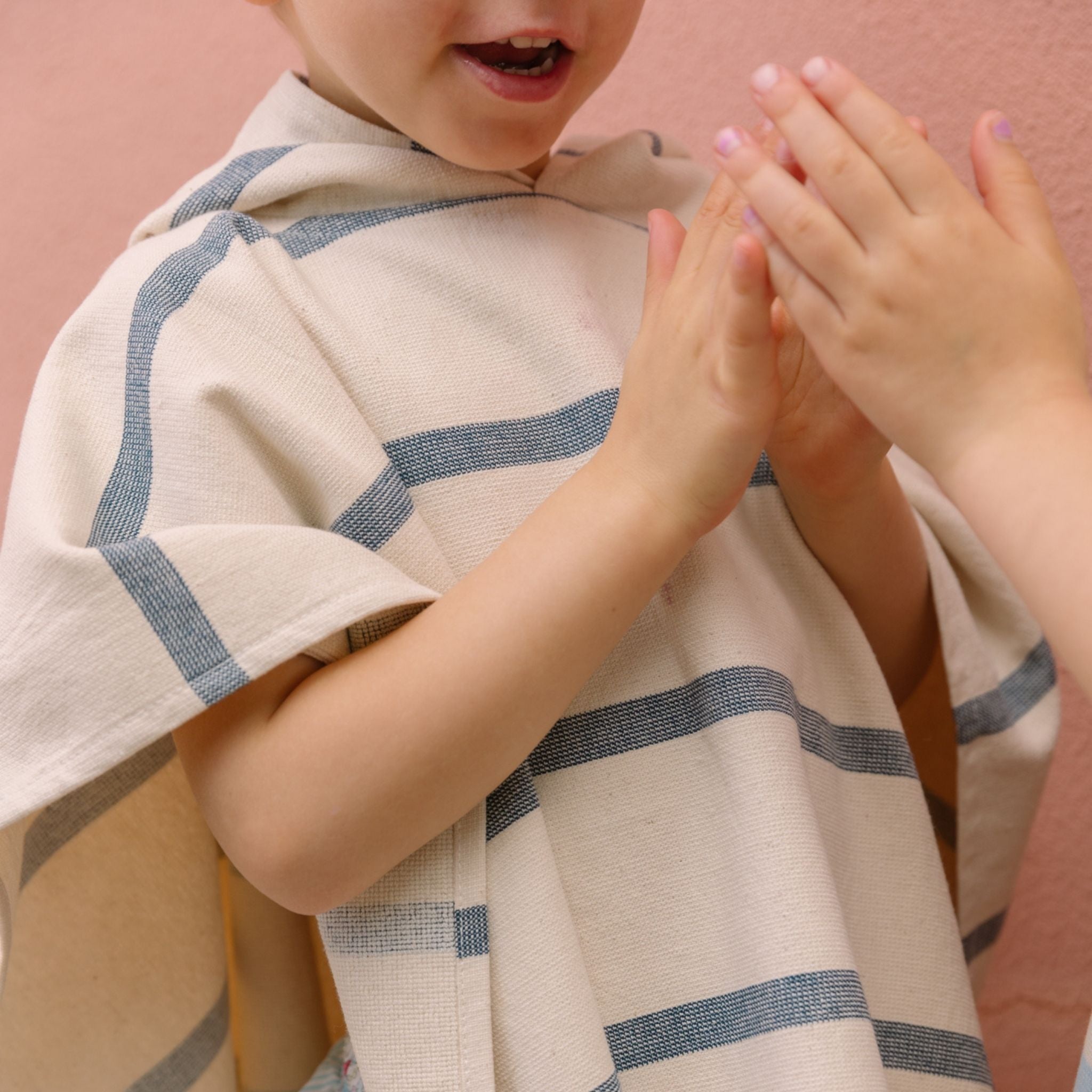 torres-novas-beach-boa-nova-horizontal-stripes-kid-poncho-blue-lifestyle-5.jpg