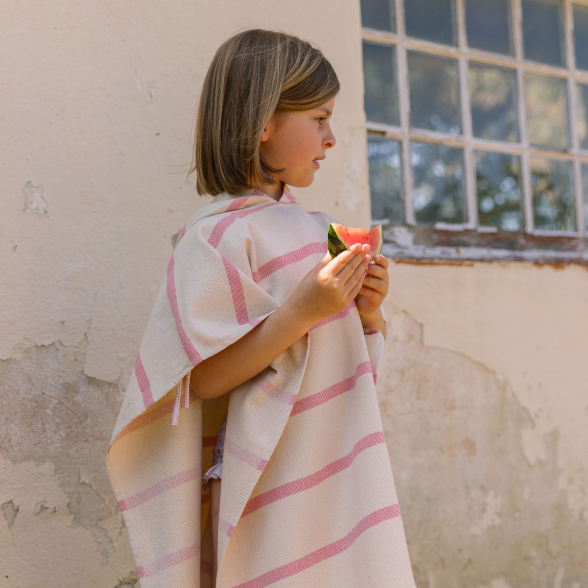 torres-novas-beach-boa-nova-horizontal-stripes-kid-poncho-pink-lifestyle-4.jpg