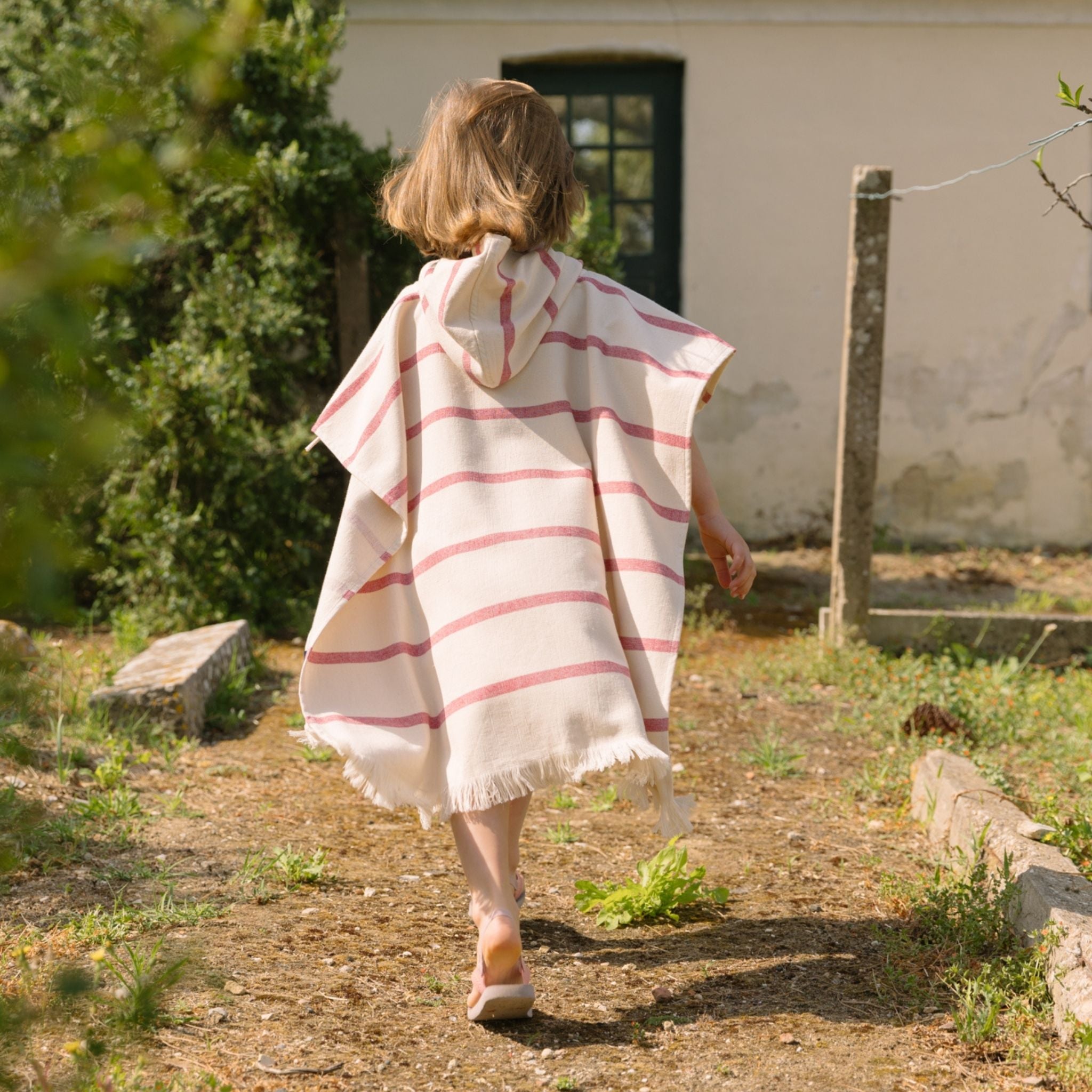 torres-novas-beach-boa-nova-horizontal-stripes-kid-poncho-red-lifestyle-5.jpg