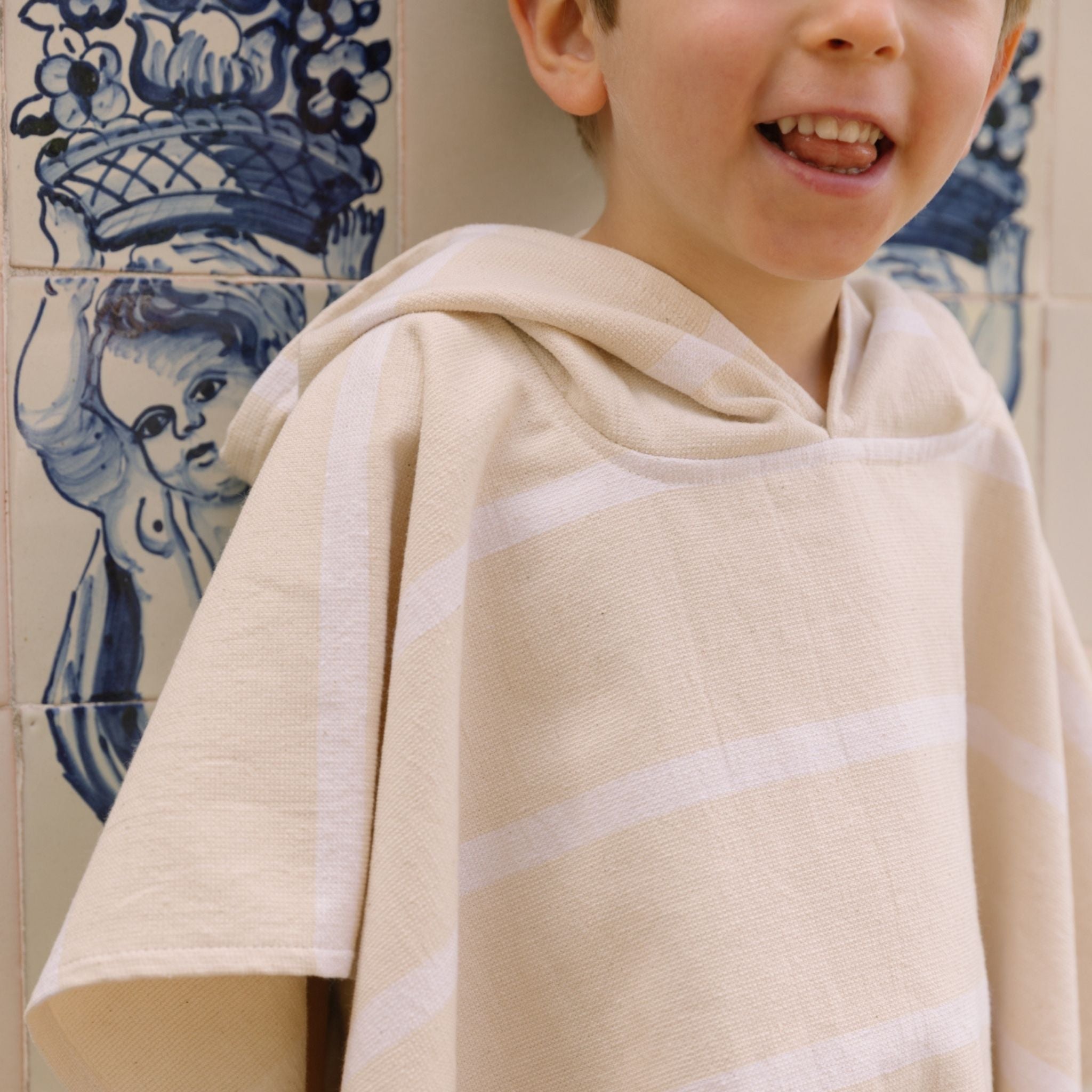 torres-novas-beach-boa-nova-horizontal-stripes-kid-poncho-white-lifestyle-2.jpg