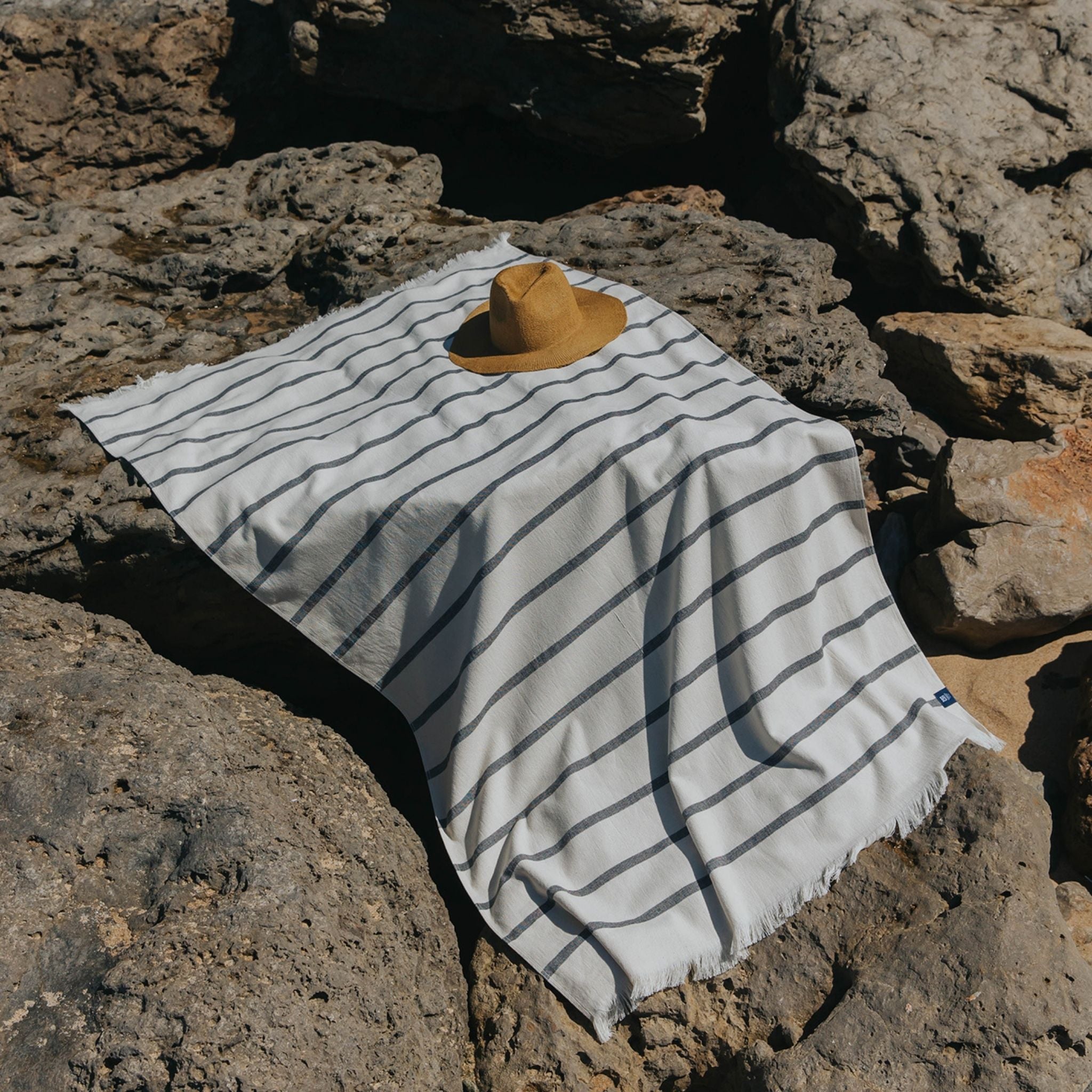 torres-novas-beach-boa-nova-horizontal-stripes-towel-black-lifestyle-2.jpg