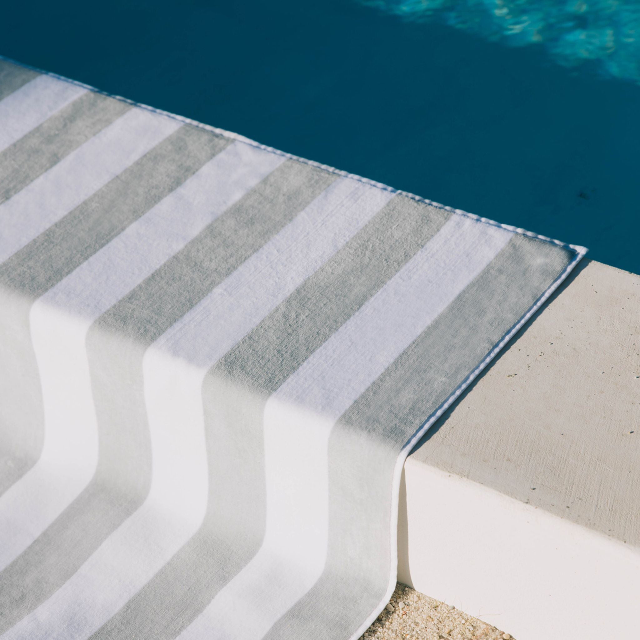 torres-novas-beach-gibalta-vertical-stripes-towel-grey-lifestyle-1.jpg