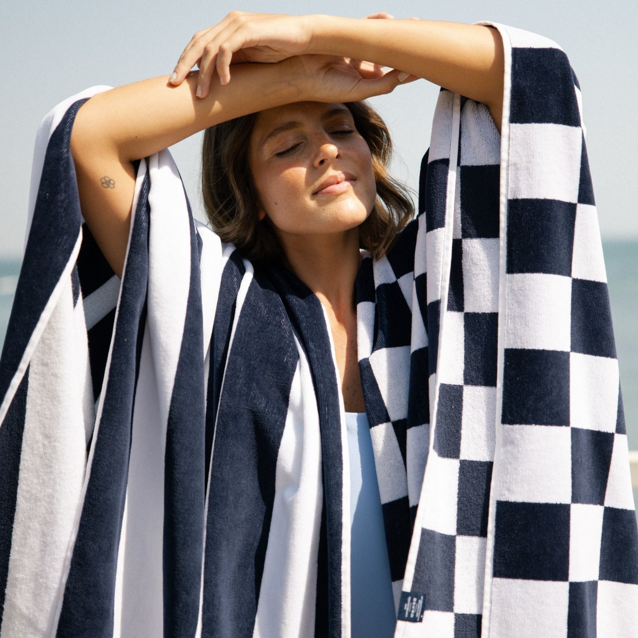 torres-novas-beach-gibalta-vertical-stripes-towel-multiple-colours-lifestyle-25.jpg