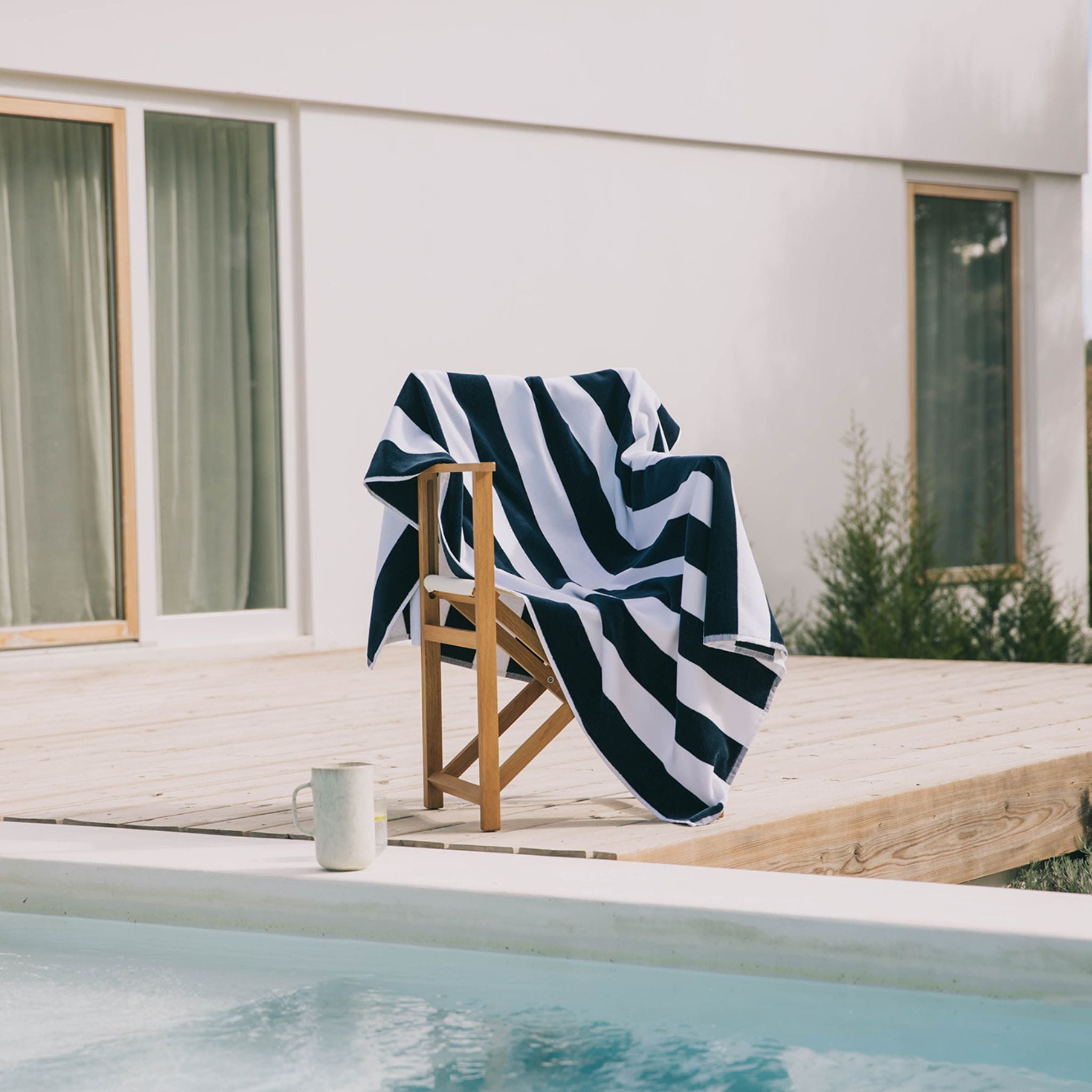 torres-novas-beach-gibalta-vertical-stripes-towel-navy-blue-lifestyle-2.jpg