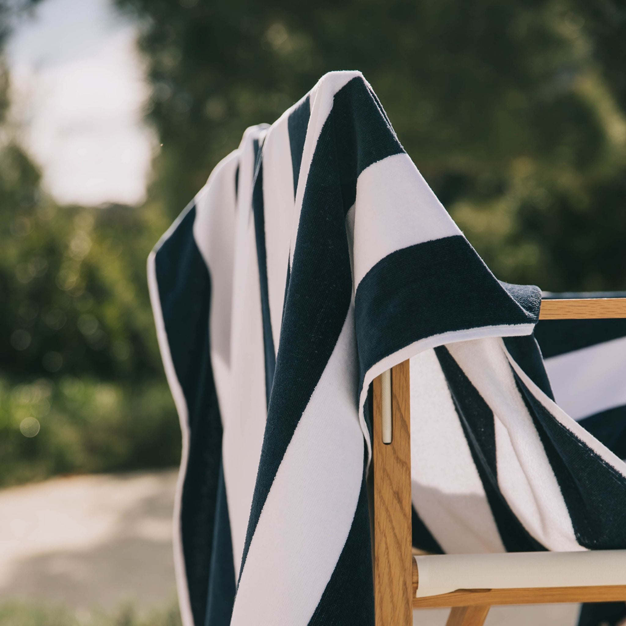 torres-novas-beach-gibalta-vertical-stripes-towel-navy-blue-lifestyle-3.jpg