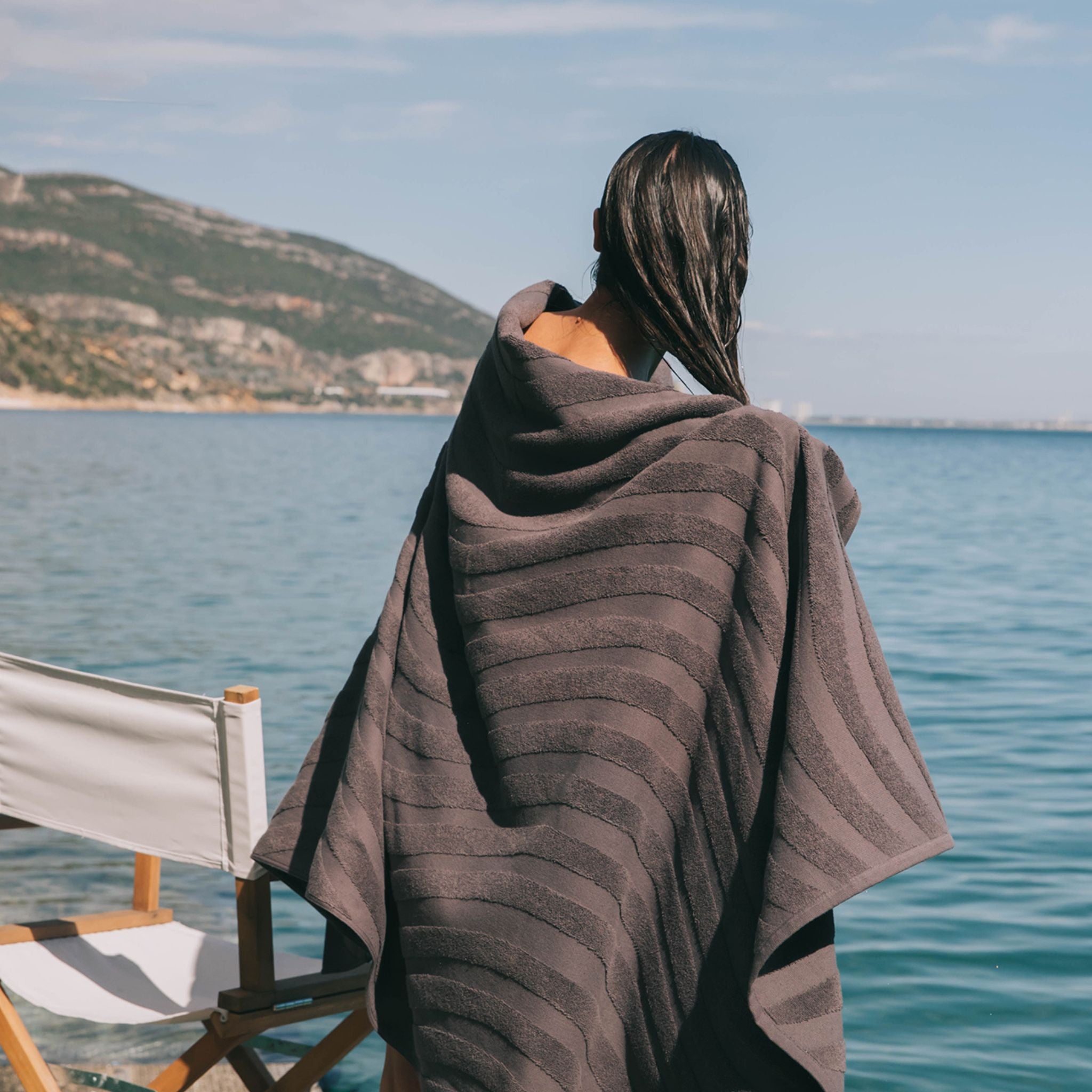 torres-novas-beach-mar-waves-towel-anthracite-lifestyle-2.jpg