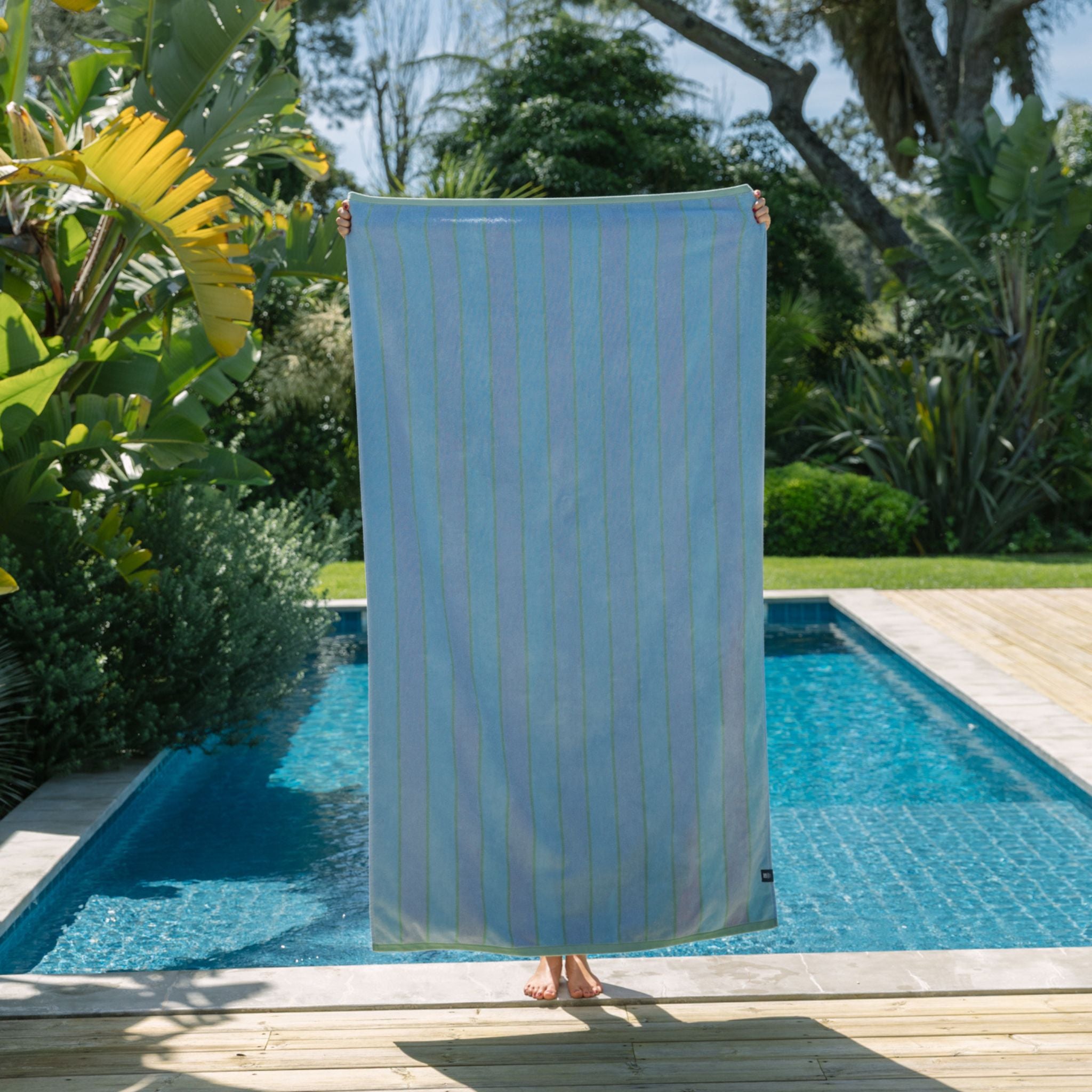 torres-novas-beach-pena-vertical-stripes-towel-green-lifestyle-2.jpg