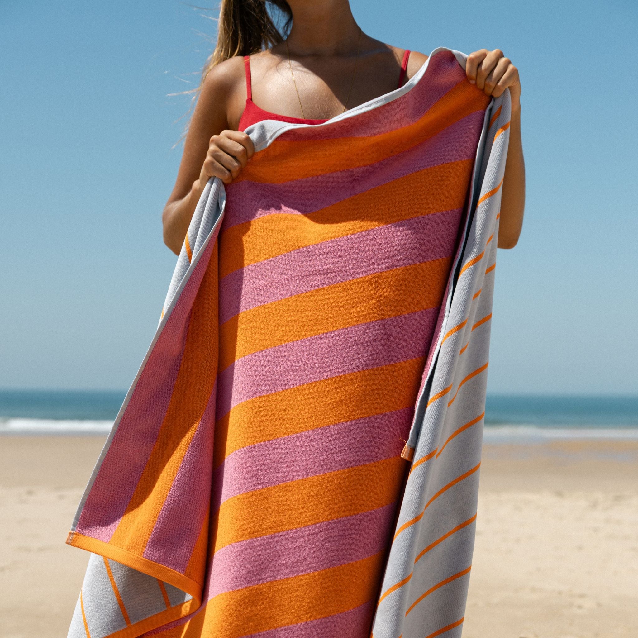 torres-novas-beach-pena-vertical-stripes-towel-grey-lifestyle-5.jpg