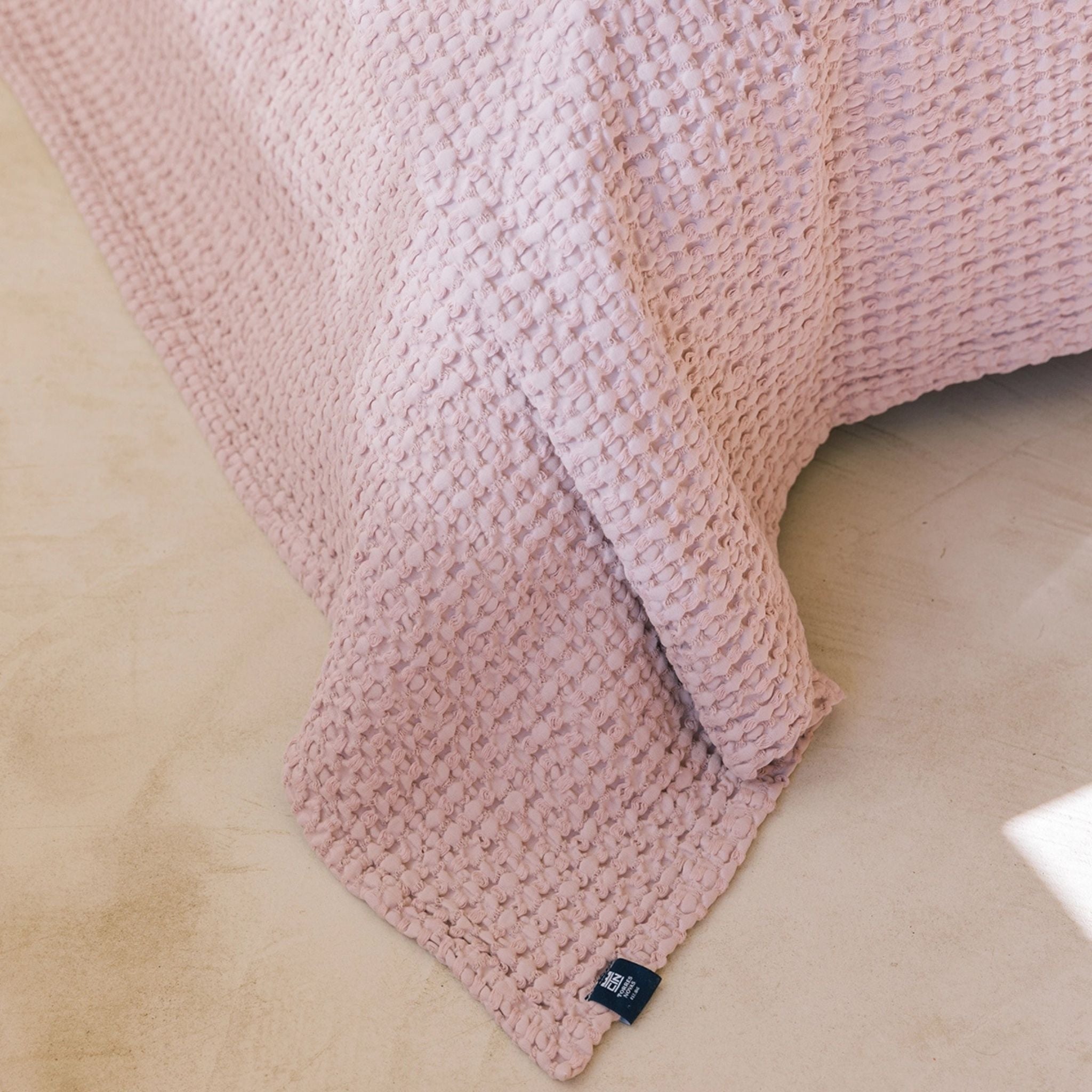 torres-novas-bed-santa-luzia-waffle-bedspreads-old-pink-lifestyle-5.jpg