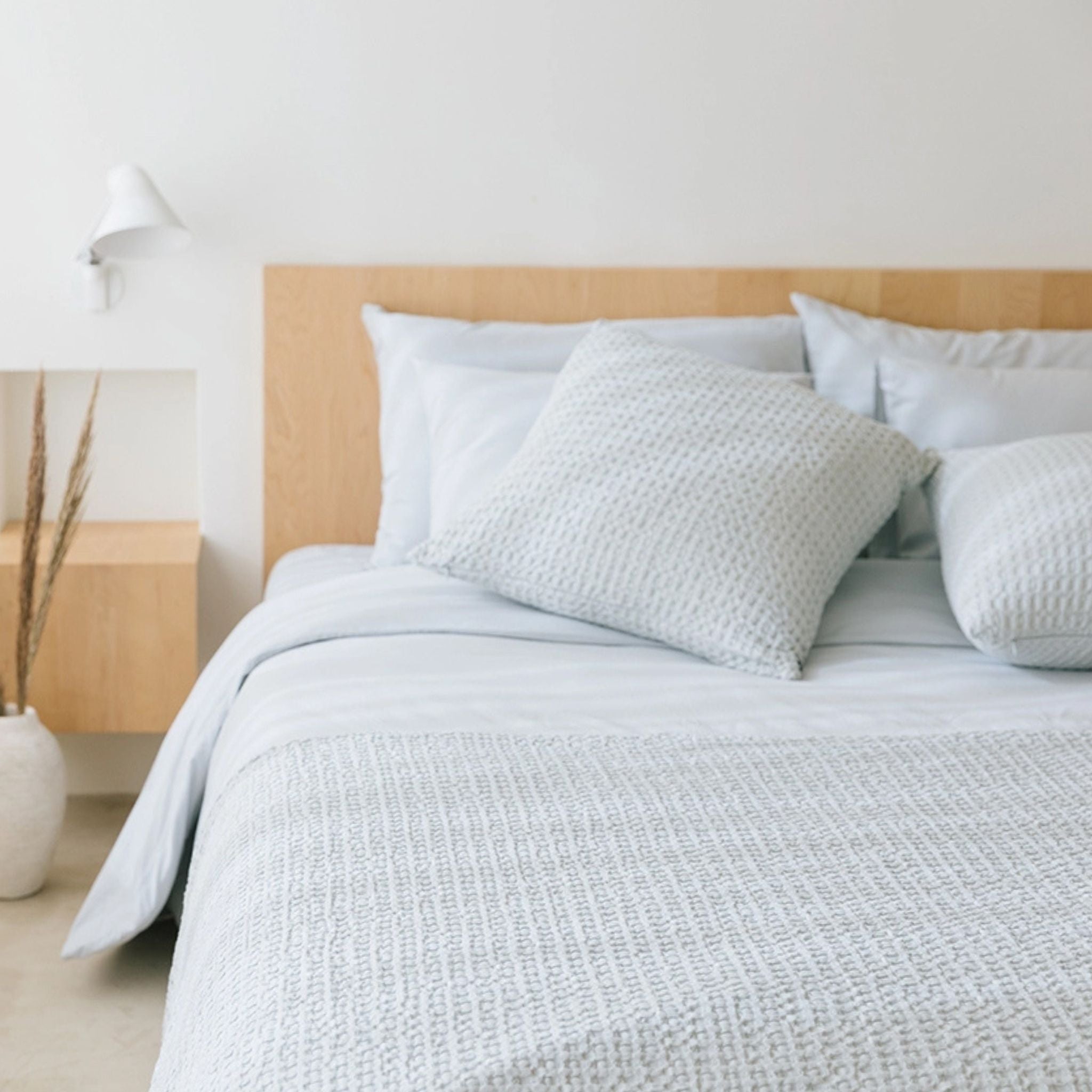 torres-novas-bed-santa-luzia-waffle-bedspreads-silver-grey-lifestyle-4.jpg