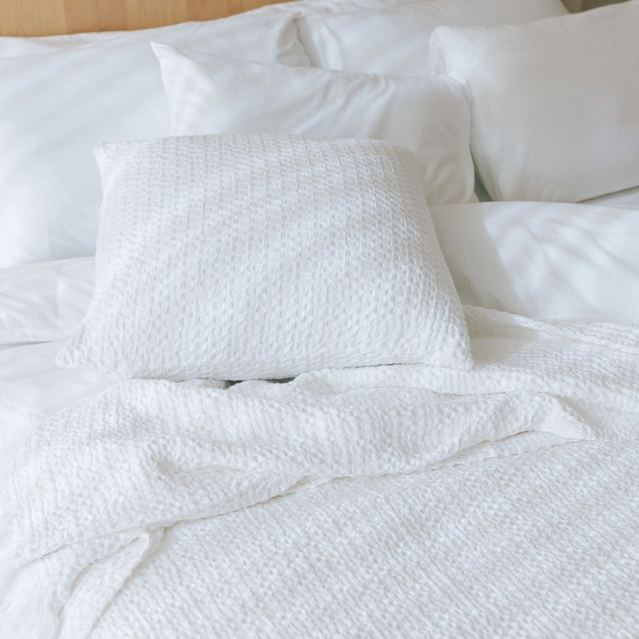 torres-novas-bed-santa-luzia-waffle-bedspreads-white-lifestyle-2.jpg