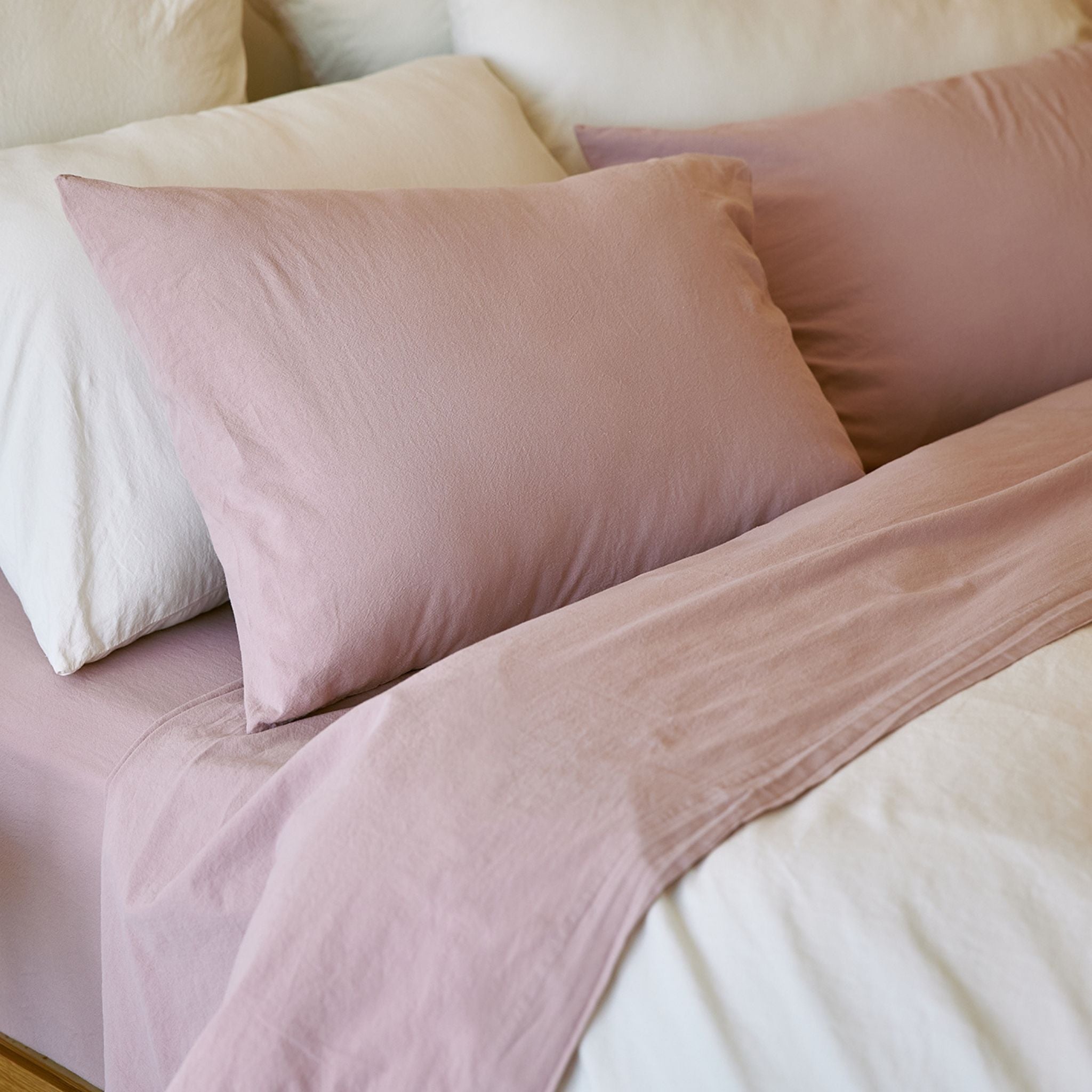 torres-novas-bed-tavira-washed-cotton-bed-linen-old-pink-lifestyle-6.jpg