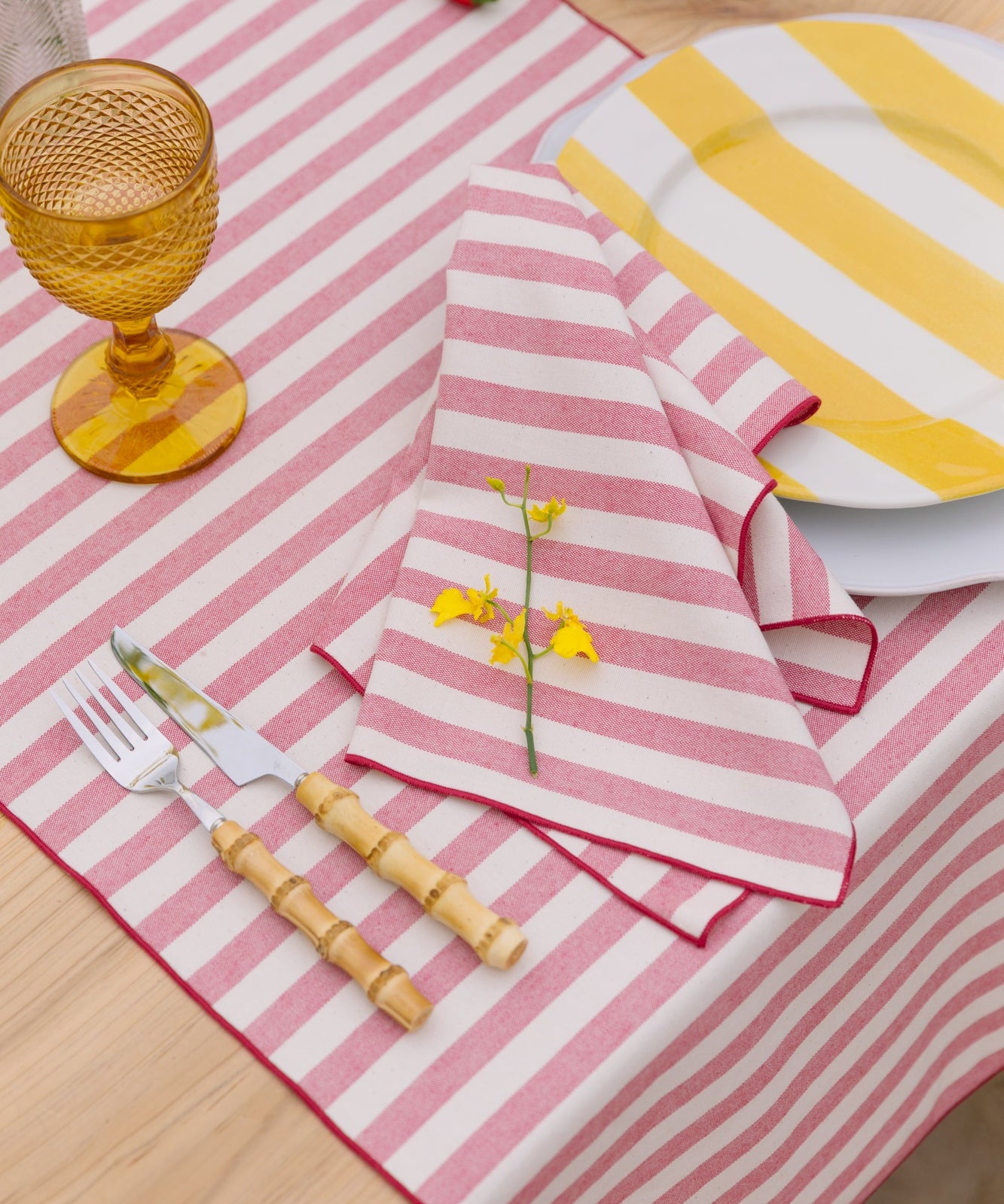 torres-novas-table-linen-barra-red-10_72f45bf6-2897-493d-9e85-d65724ac2df7.jpg