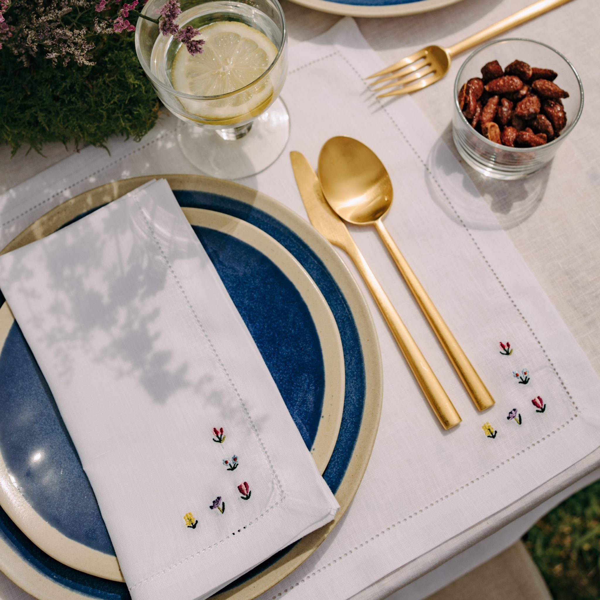 torres-novas-table-mafra-embroidery-flowers-placemat-white-lifestyle-6.jpg