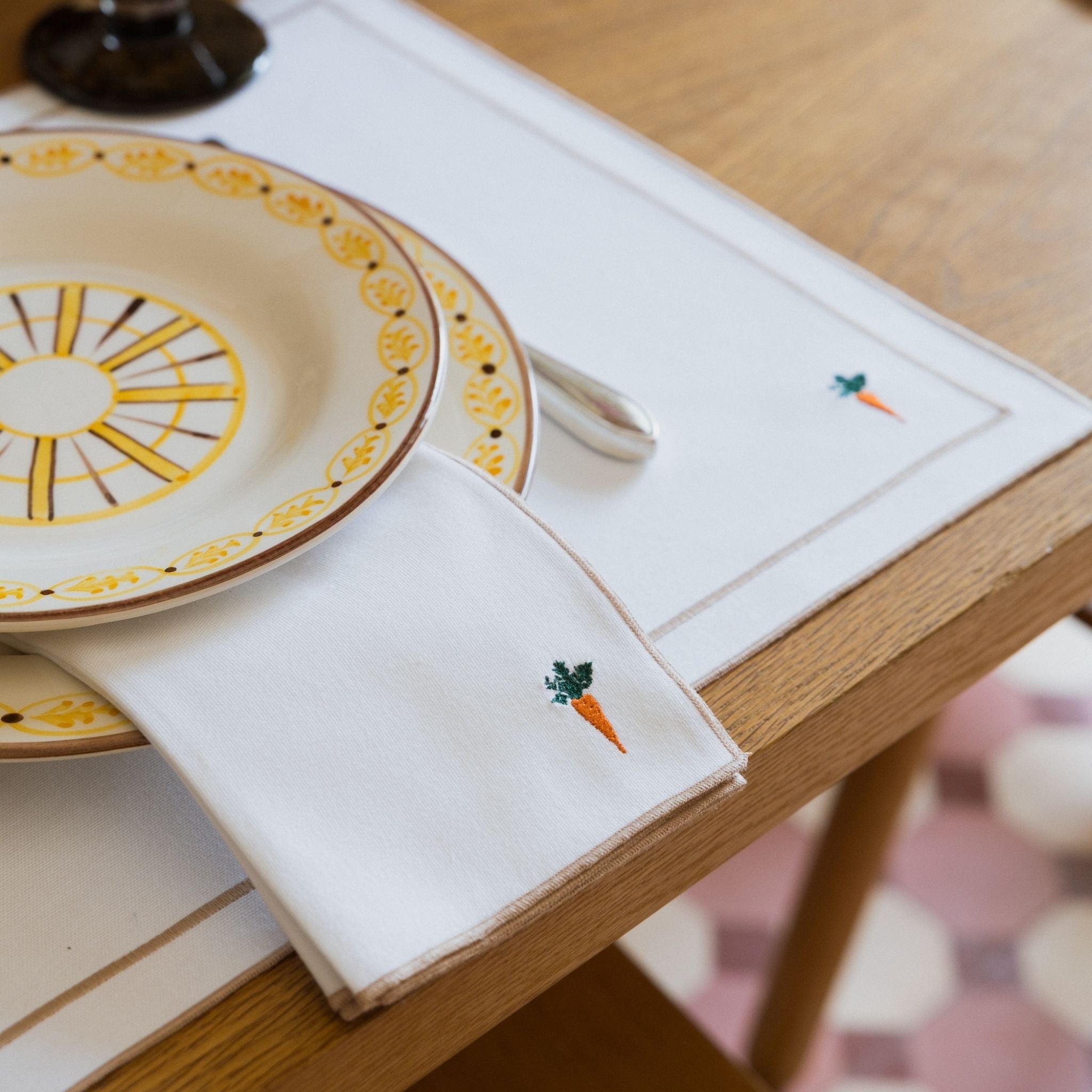 torres-novas-table-nazare-white-beige-placemat-embroidery-easter-carrot-lifestyle-14.jpg