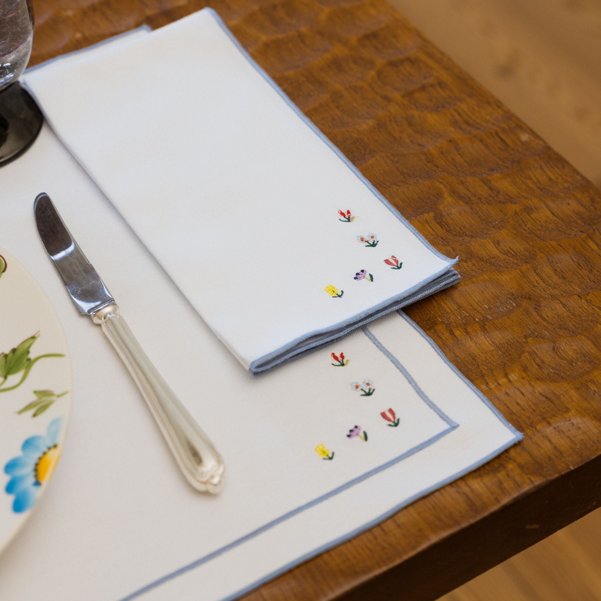 Nazaré white cotton table linen with embroidered flowers