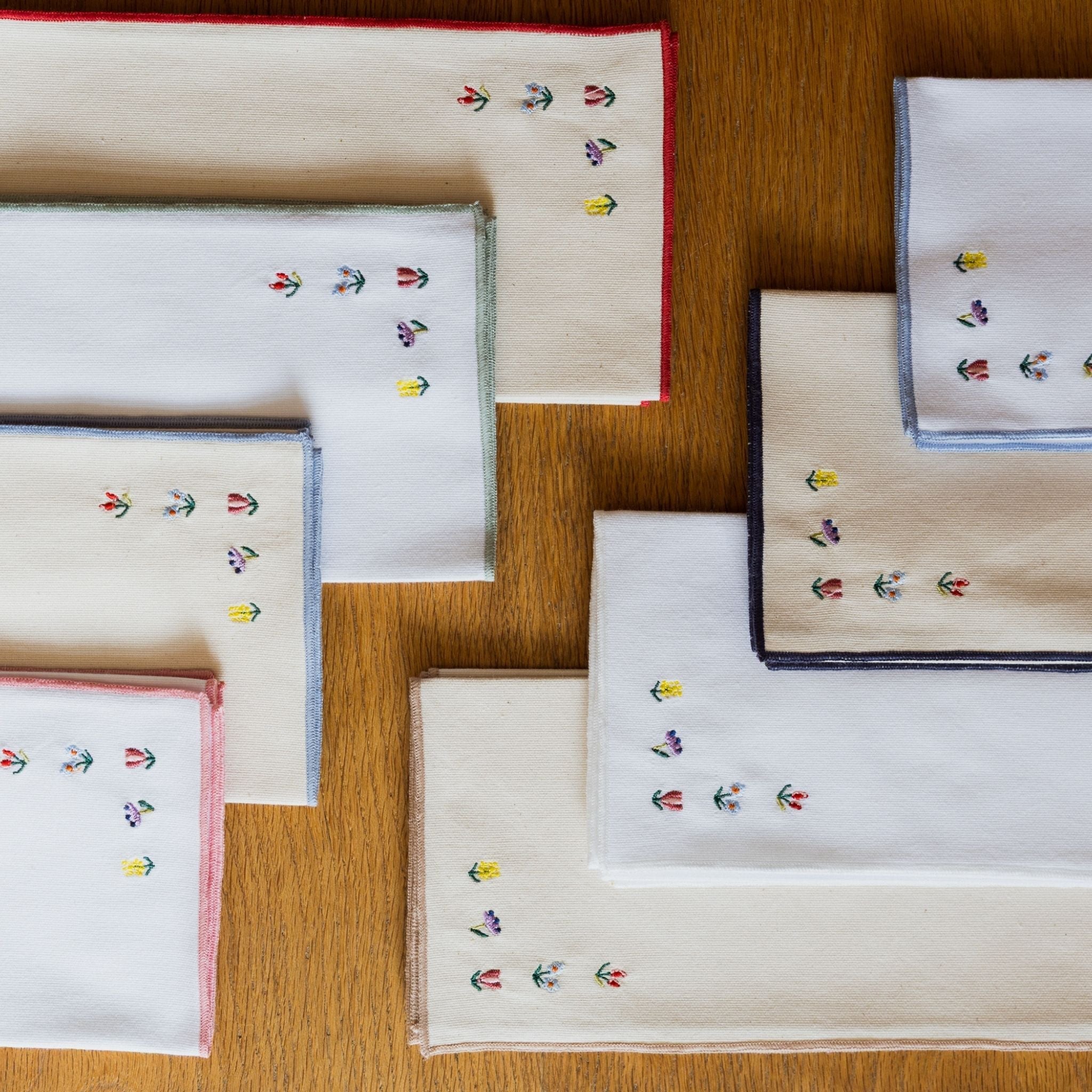Nazaré white cotton table linen with embroidered flowers