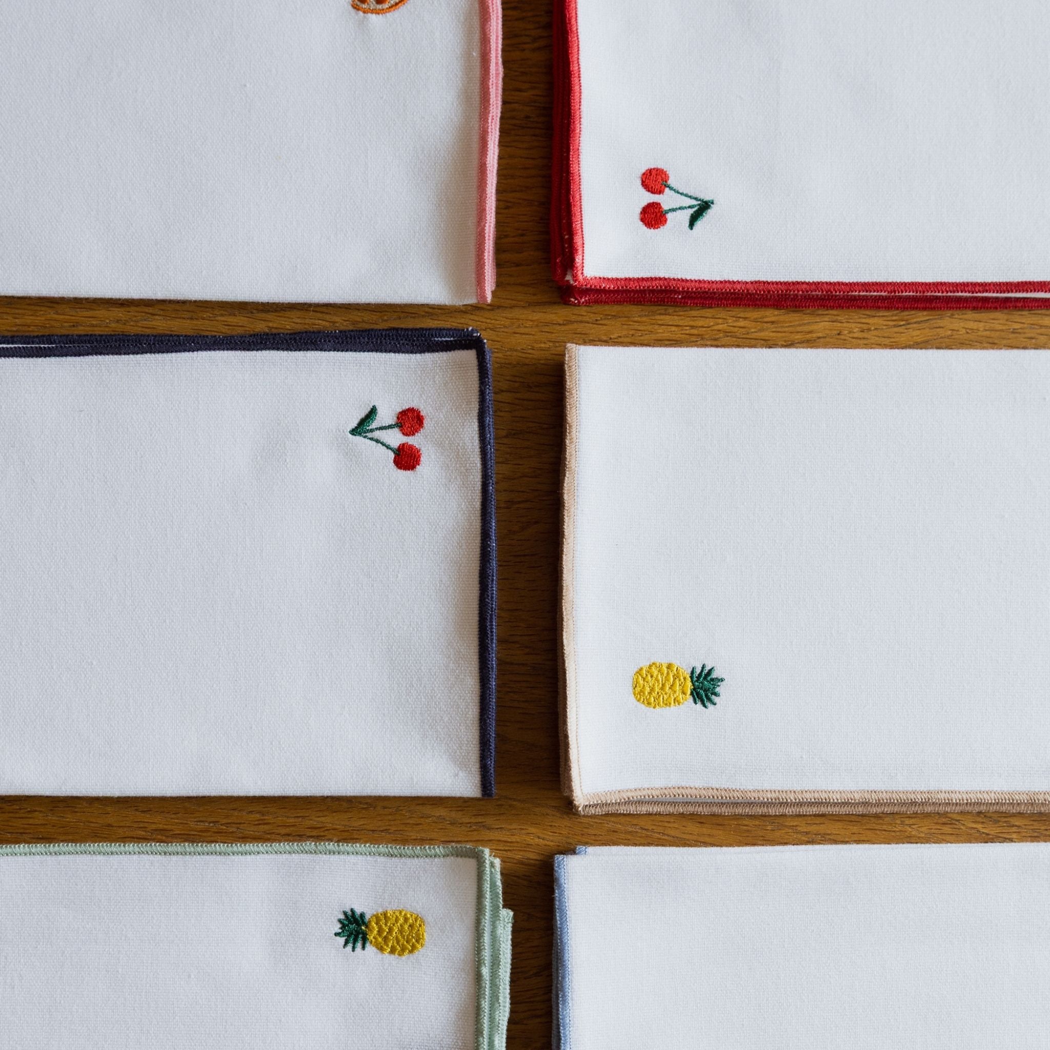 Nazaré white cotton table linen with embroidered fruits