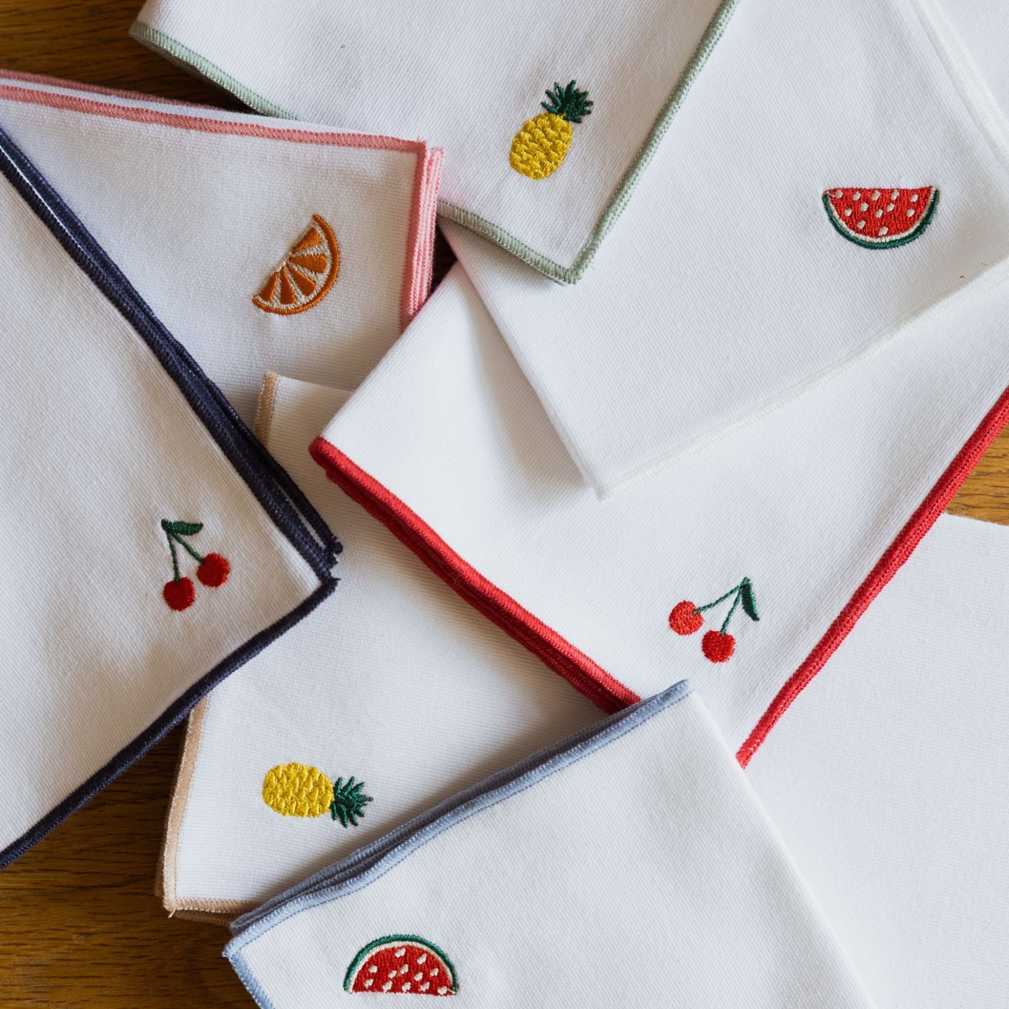 Nazaré white cotton table linen with embroidered fruits