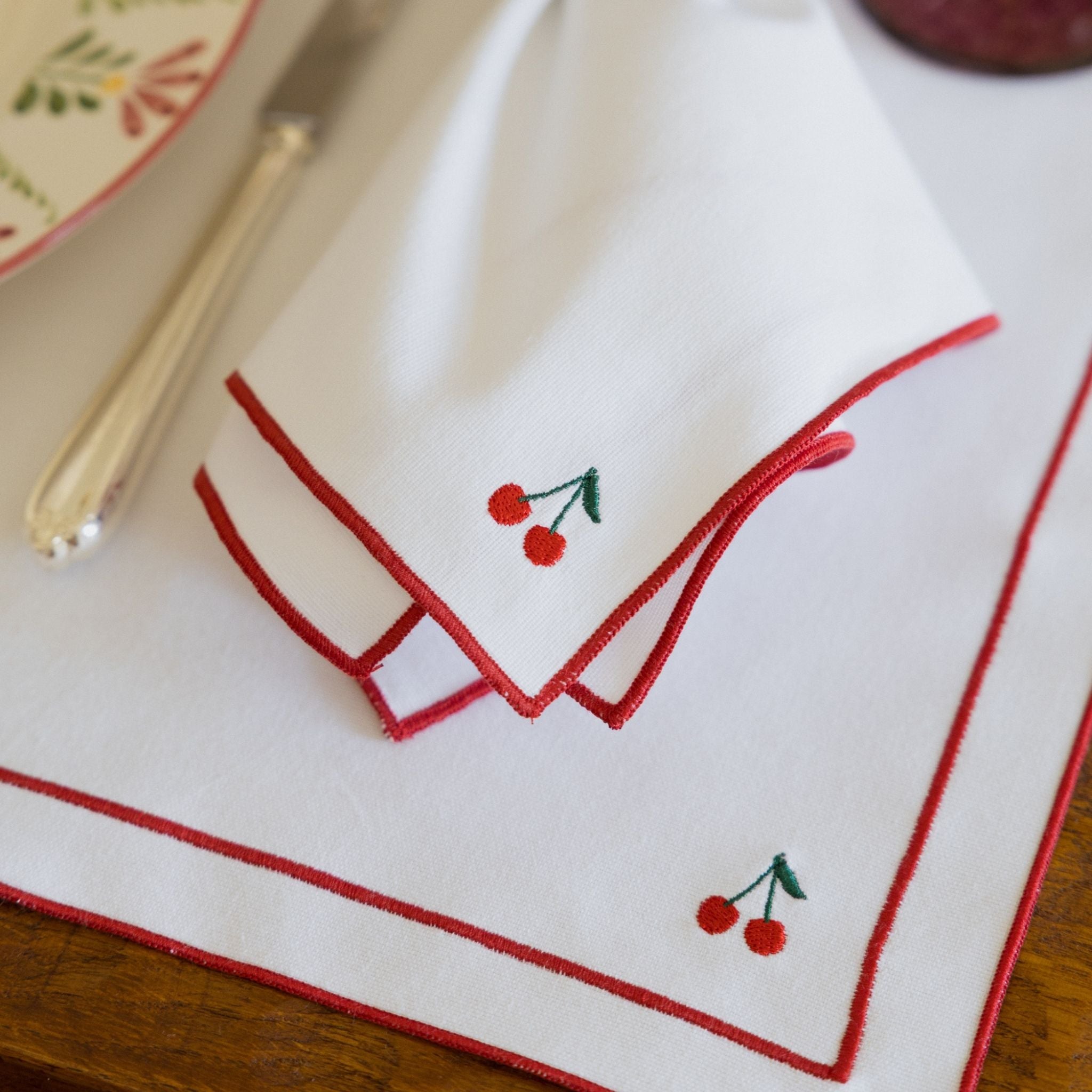Nazaré white cotton table linen with embroidered fruits
